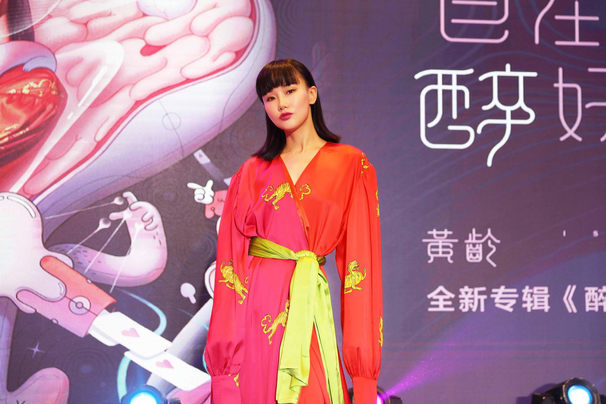 黃齡分享會上化身浴室歌后，以新歌〈Hello〉揭開序幕。（種子音樂提供）