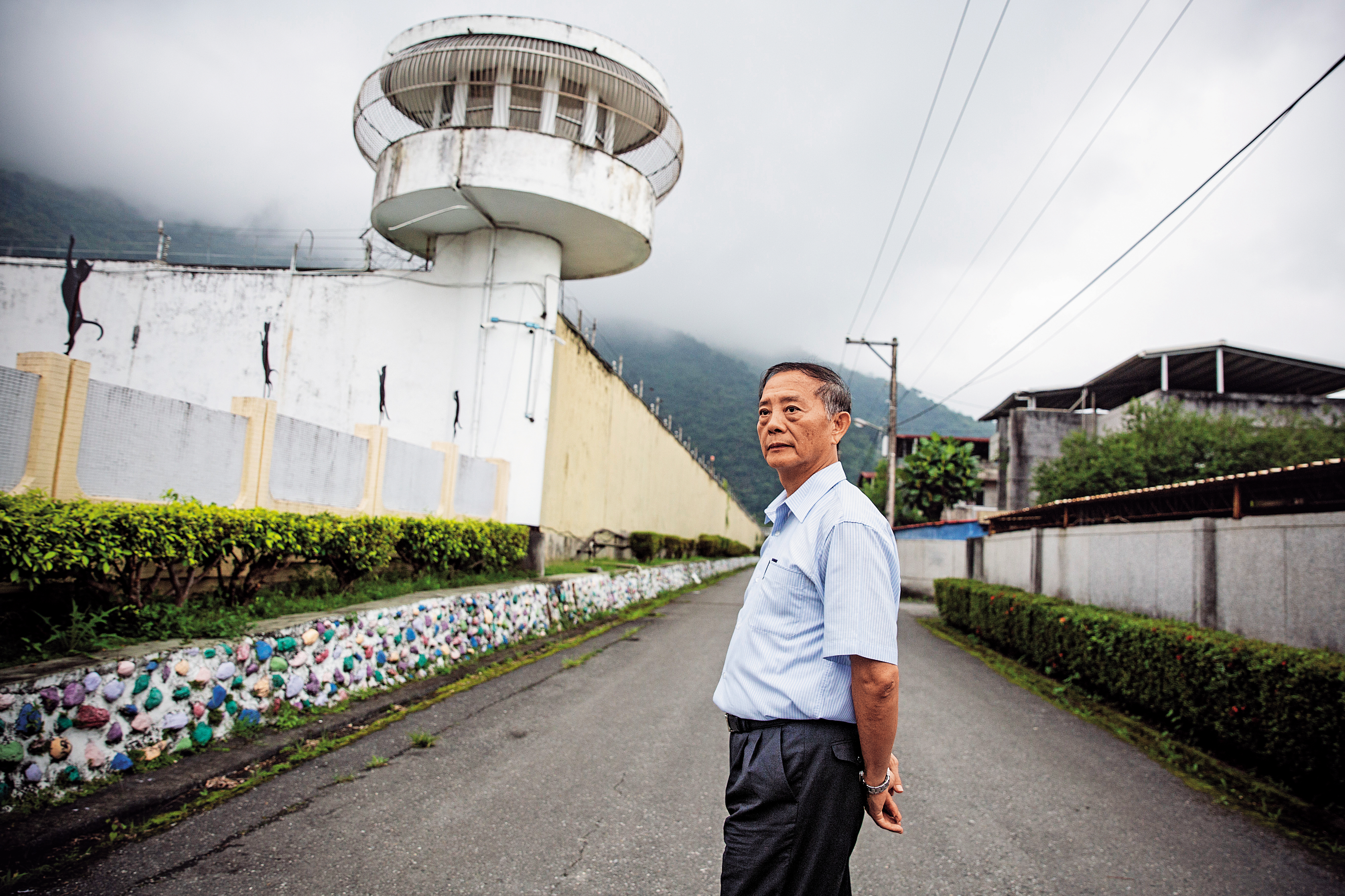 我們到花蓮監獄門前拍照，獄方人員立刻前來關切，一看到是暱稱「教授」的前獄友王隆昌，態度轉為恭敬寒暄，欲邀請我們入內喝茶。