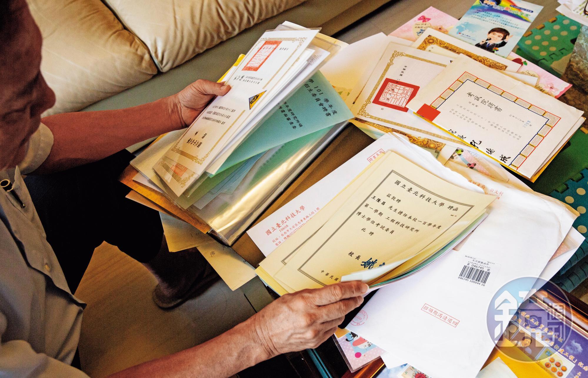 王隆昌隨手拿出一疊聘書和表揚狀，因他經常受聘為政府評選適合的工程團隊，豈料一次尋常的專業評選，竟讓他跌進大牢。