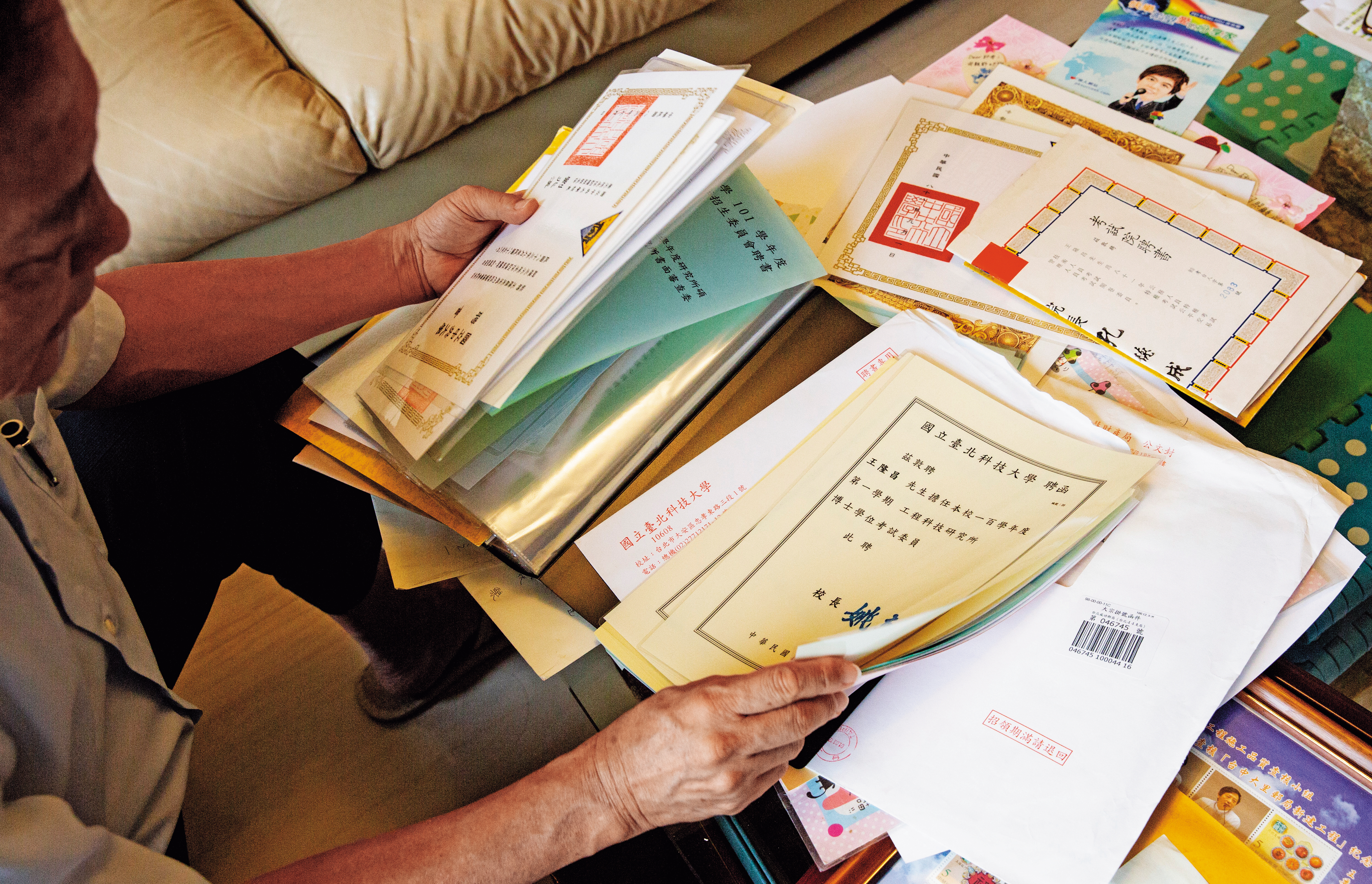 王隆昌隨手拿出一疊聘書和表揚狀，因他經常受聘為政府評選適合的工程團隊，豈料一次尋常的專業評選，竟讓他跌進大牢。