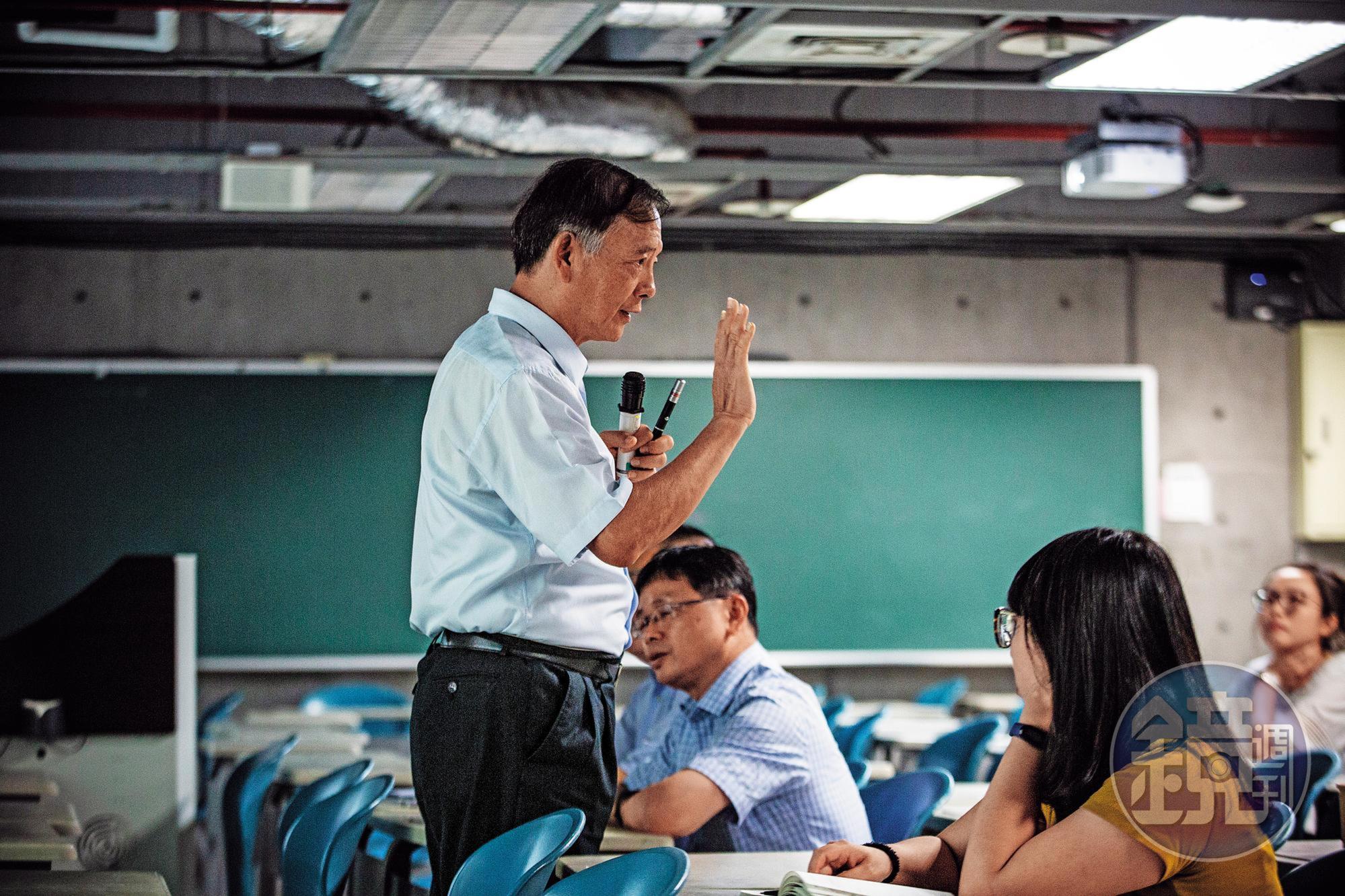 儘管王隆昌（立者）已經無法受聘為專任教授，但北科大的老師仍經常邀他回課堂演講教課，回到熟悉的講台上，他就充滿自信與光采。