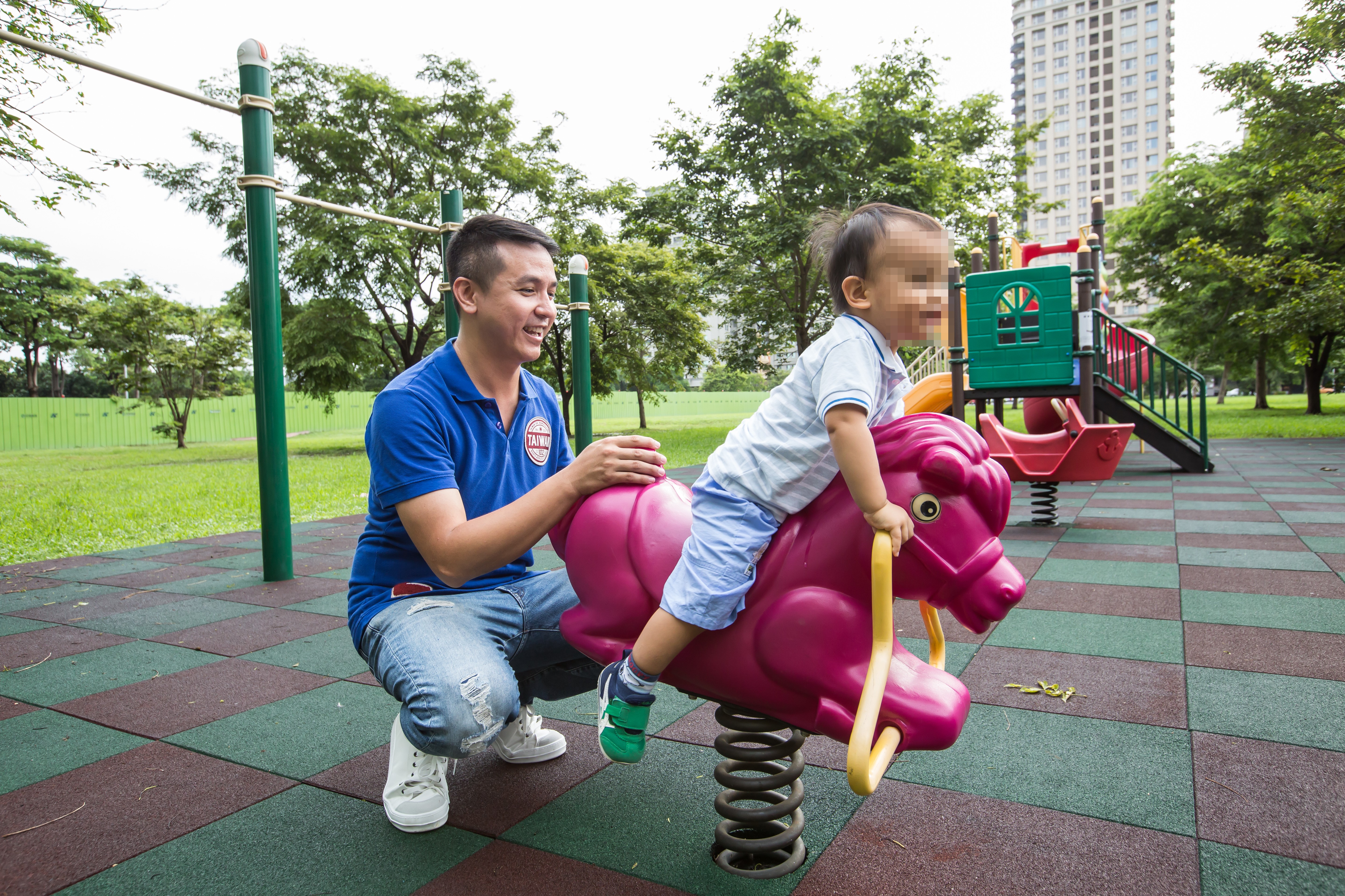 靠自學投資累積千萬資產後，歐陽大於4年前狠辭公職，當起全職奶爸。