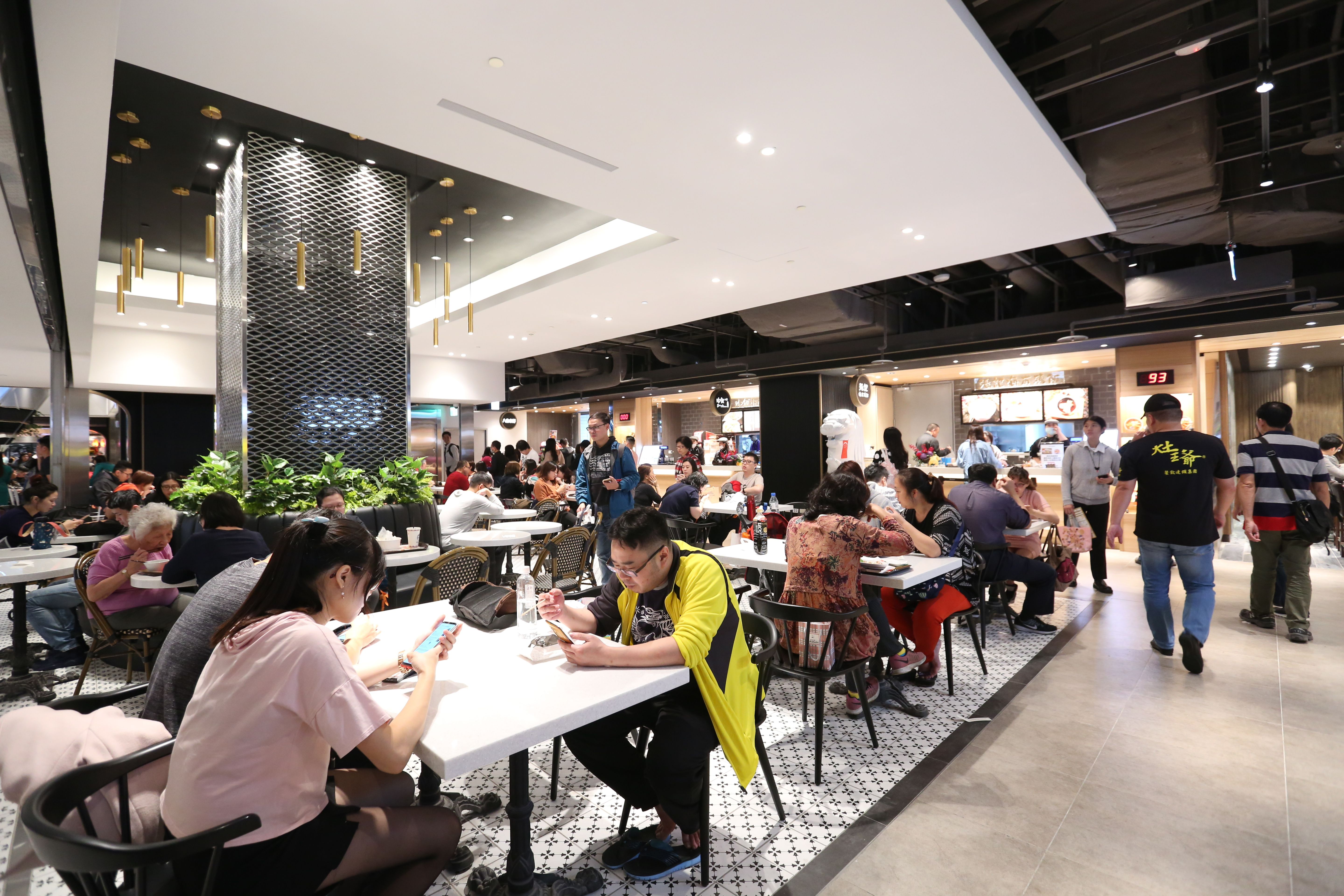 微風南山主打餐飲比例超過45％，在暑假還推出百貨少有的餐飲回饋。