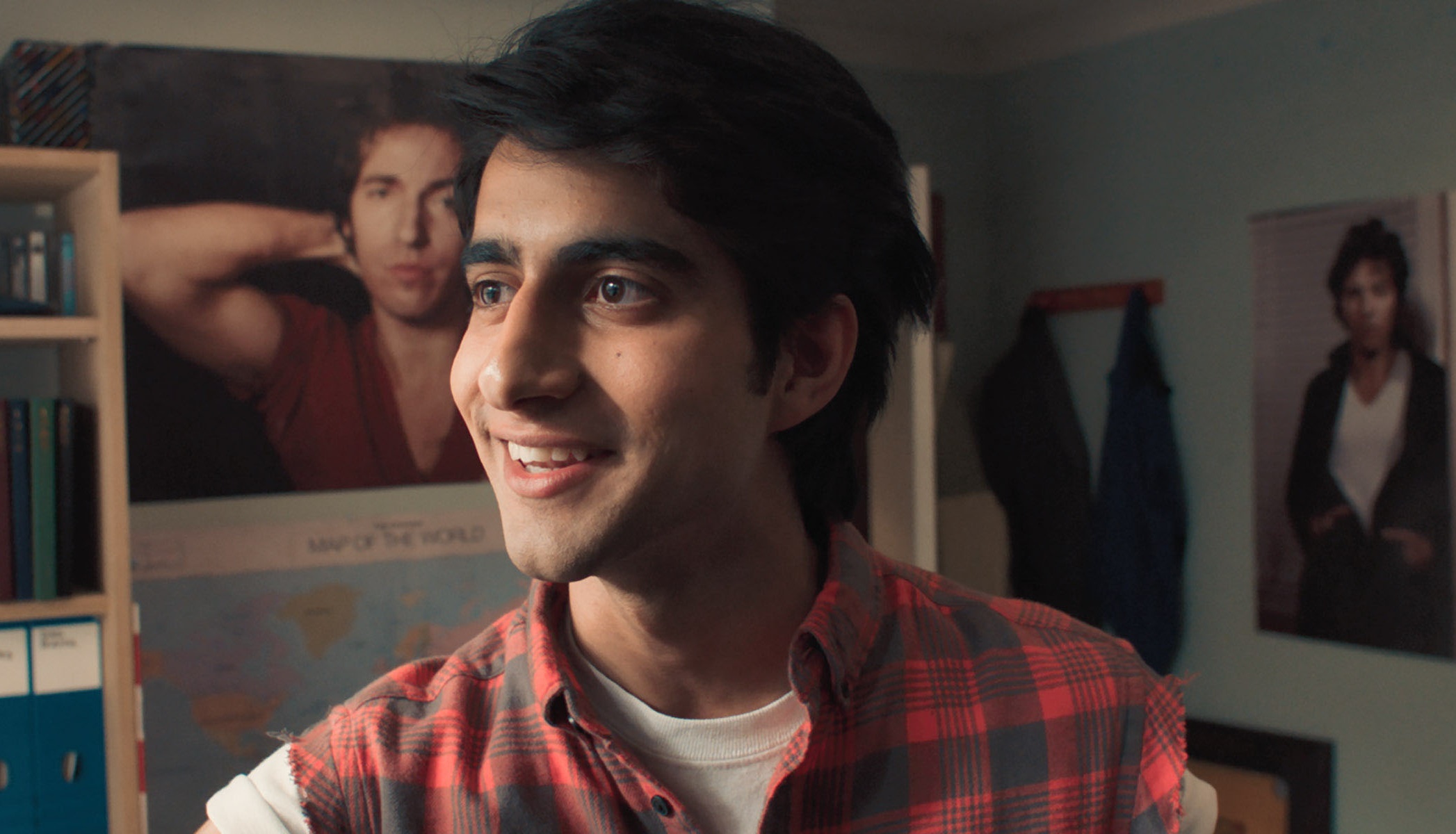 身為在英國小鎮長大的巴基斯坦移民後代，夾在兩個文化衝突當中，心靈唯一的出口是來自美國的搖滾樂，背後的牆上都是布魯斯史賓斯汀的海報。（華納兄弟提供）