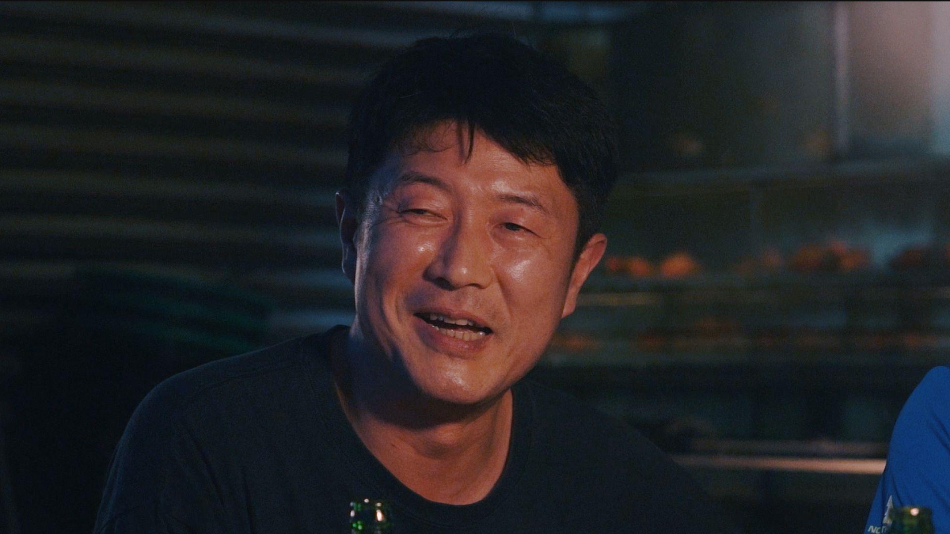 嚴肅的永田在喝酒時露出難得的笑容。