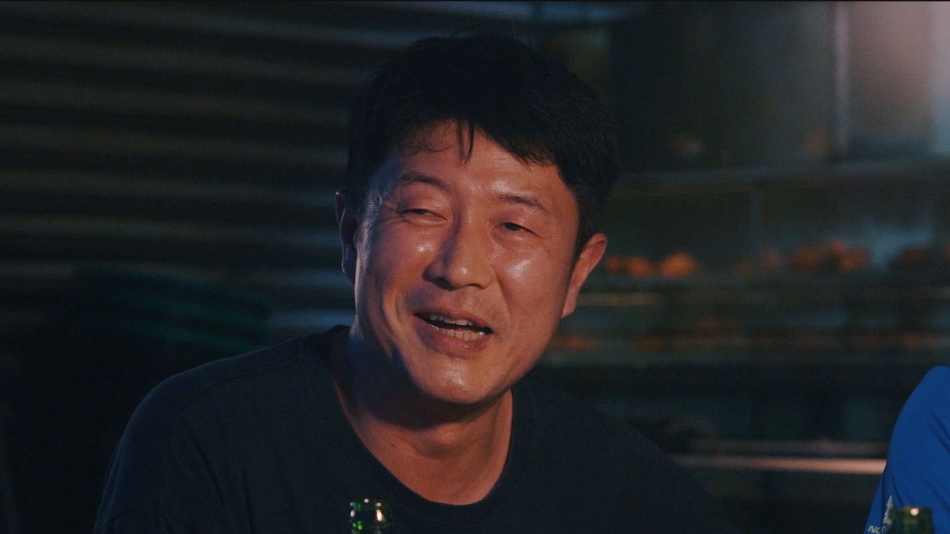 嚴肅的永田在喝酒時露出難得的笑容。