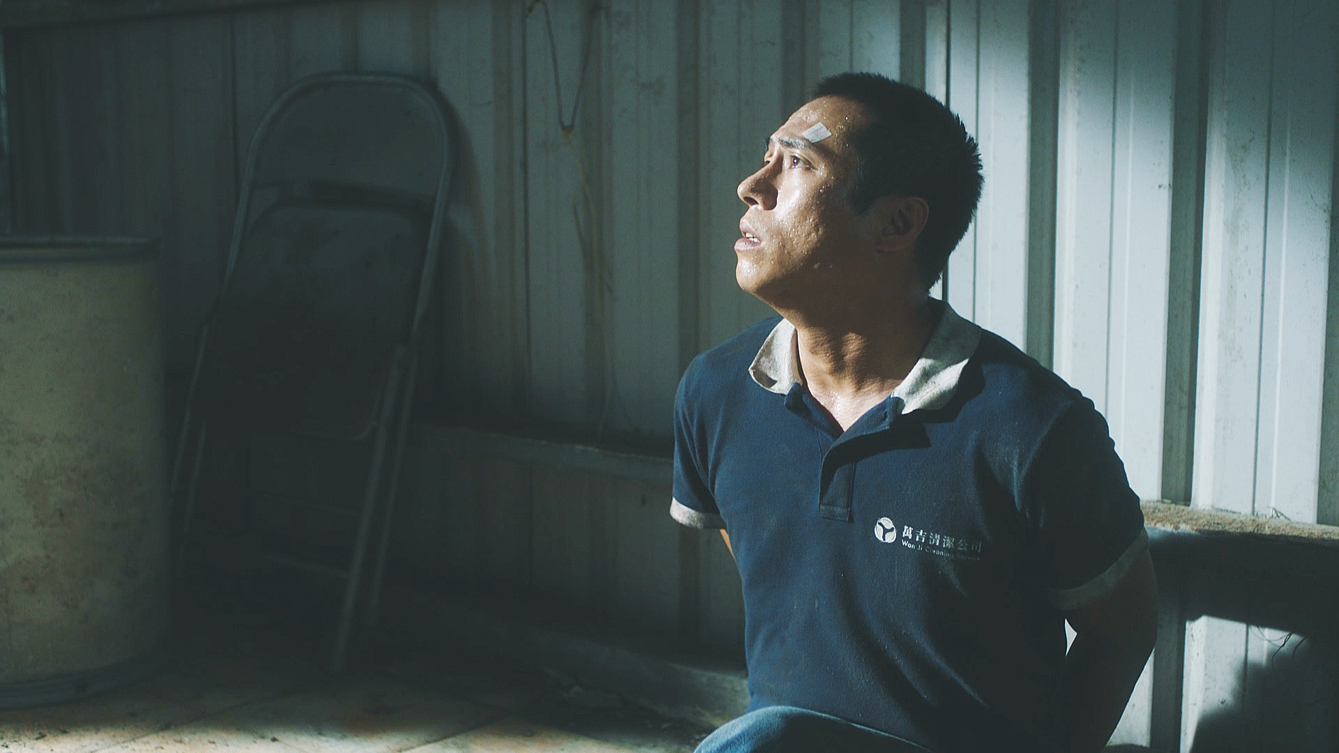 戲劇中莊凱勛因為被綁架手腳都被限制住，要求上廁所卻不被理會，最後只好當著對方的面直接尿在褲子。（公視提供）