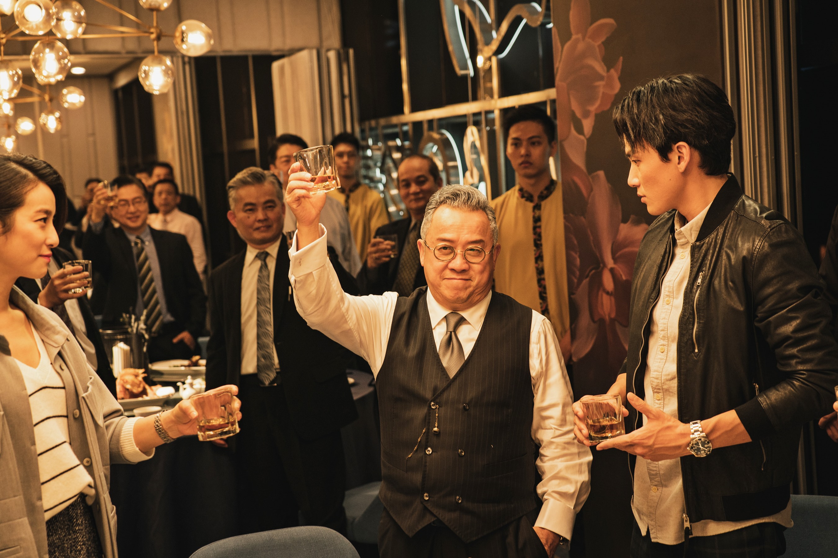 曾志偉不僅擔任監製，也演出片中的金融霸主，享有名譽與權勢，但他的遊戲不公不義，使得一群小蝦要找回金權正義。（双喜提供） （警語 飲酒有礙健康，請勿過量）