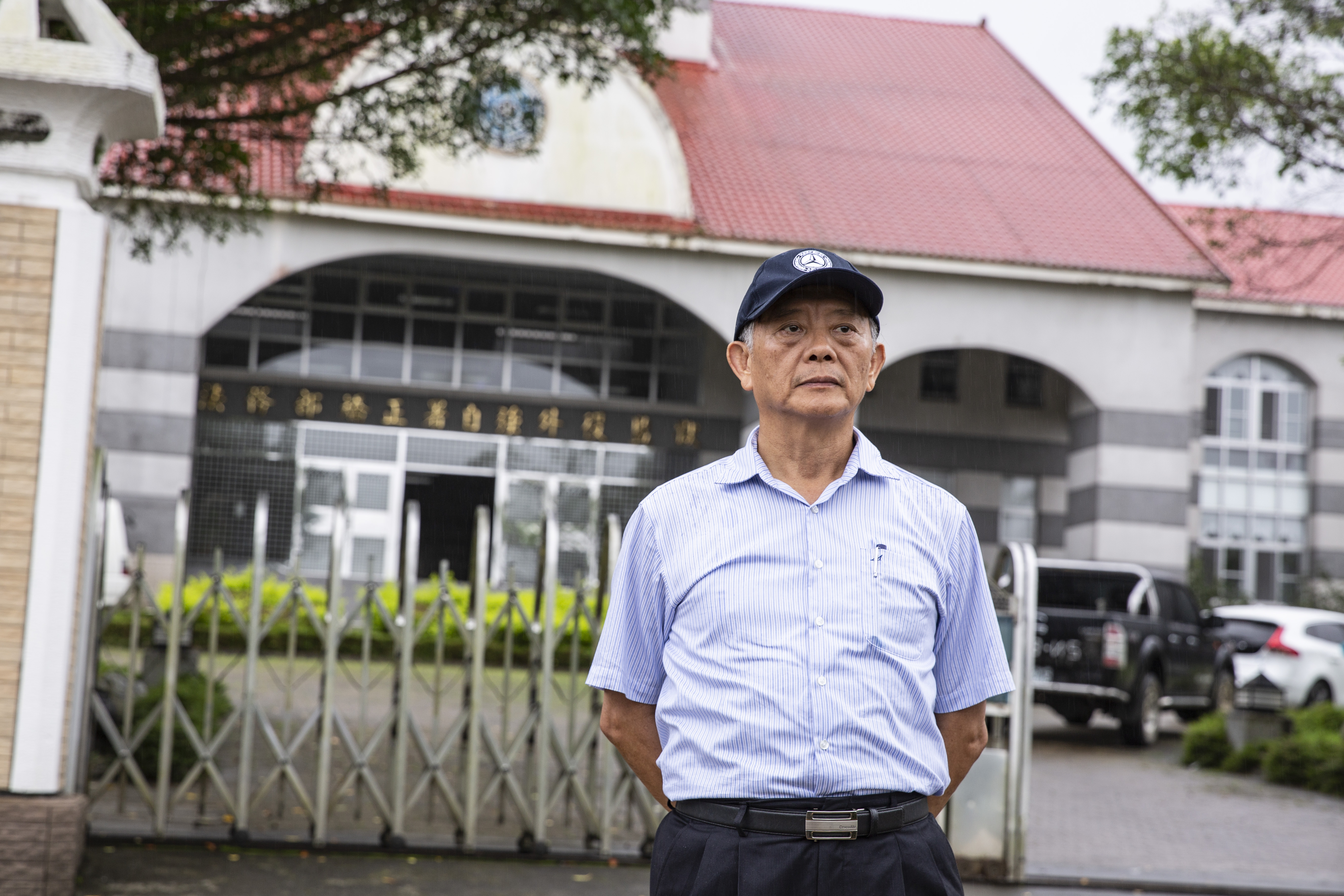 王隆昌在花蓮自強外役監獄的門口說，這裡好山好水，環境非常理想，只可惜他是來這裡坐牢的。