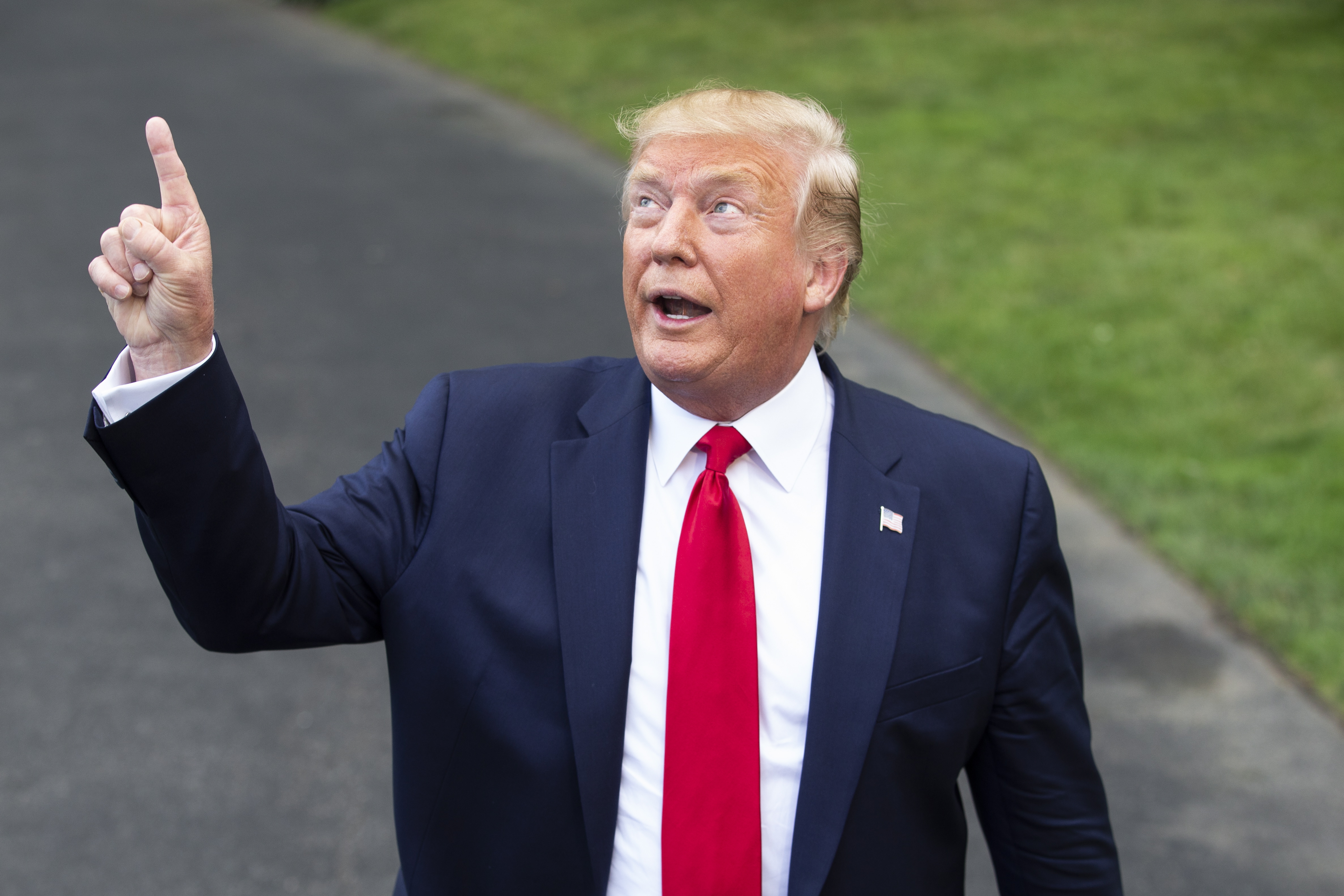 2019年7月17日，美國總統川普從白宮啟程參加北卡州造勢活動。面對媒體質疑種族歧視的推文，川普不改態度說「不想愛美國的人，就可以走。」（東方IC）