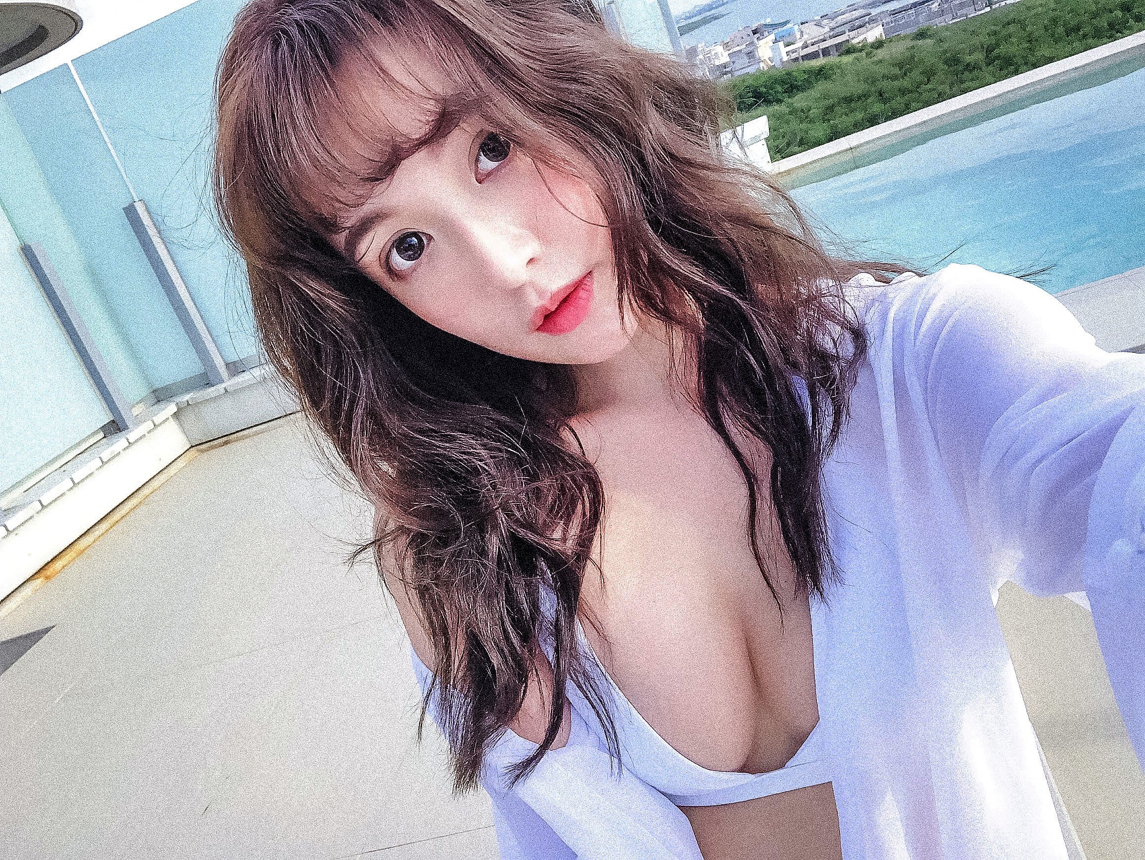 女星「雞排妹」師妹黃語辰，近日在香港和台灣發行個人首本寫真集。（人人娛樂提供）