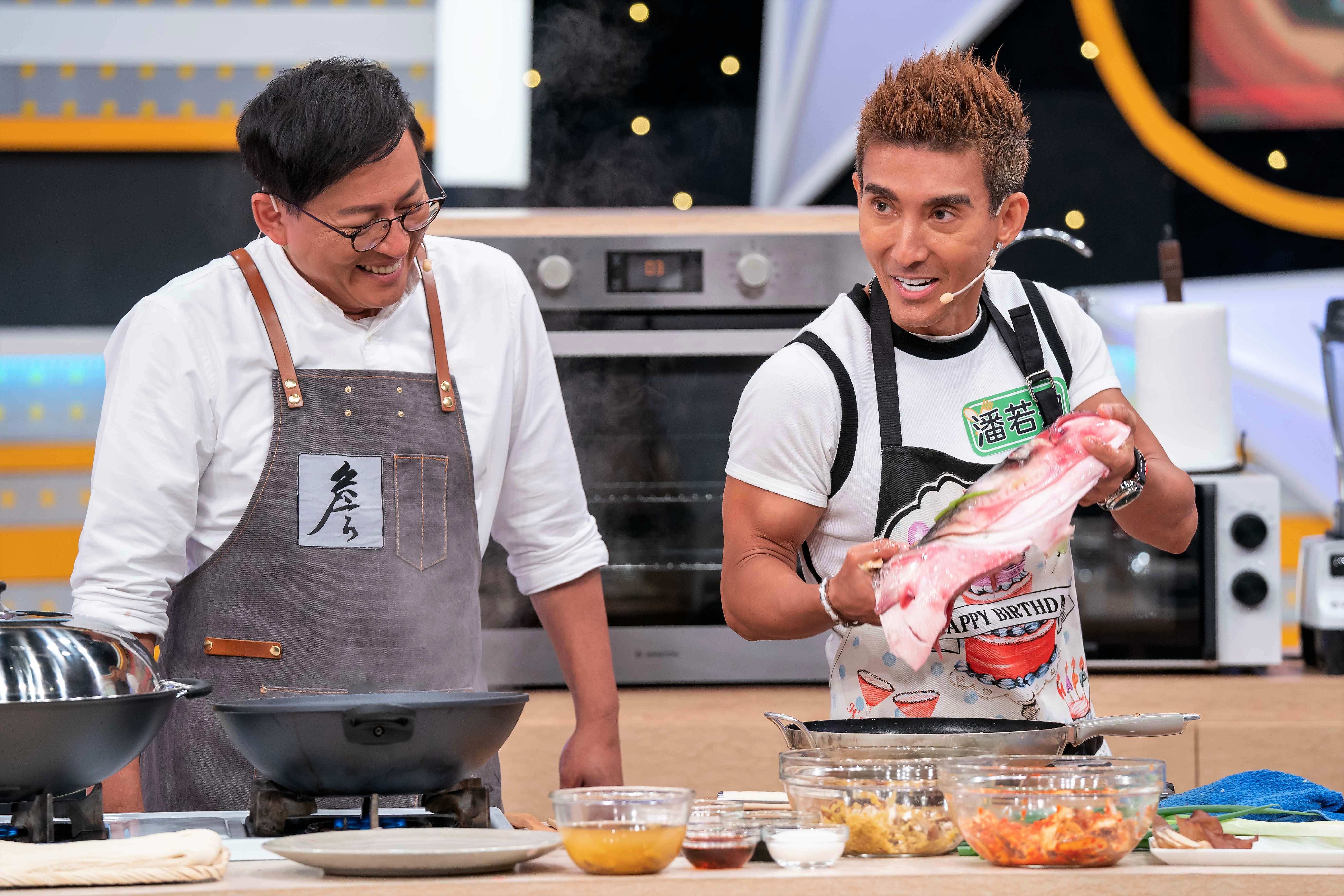 潘若迪當起主持人詹姆士的二廚，二頭肌超搶戲。（TVBS提供）