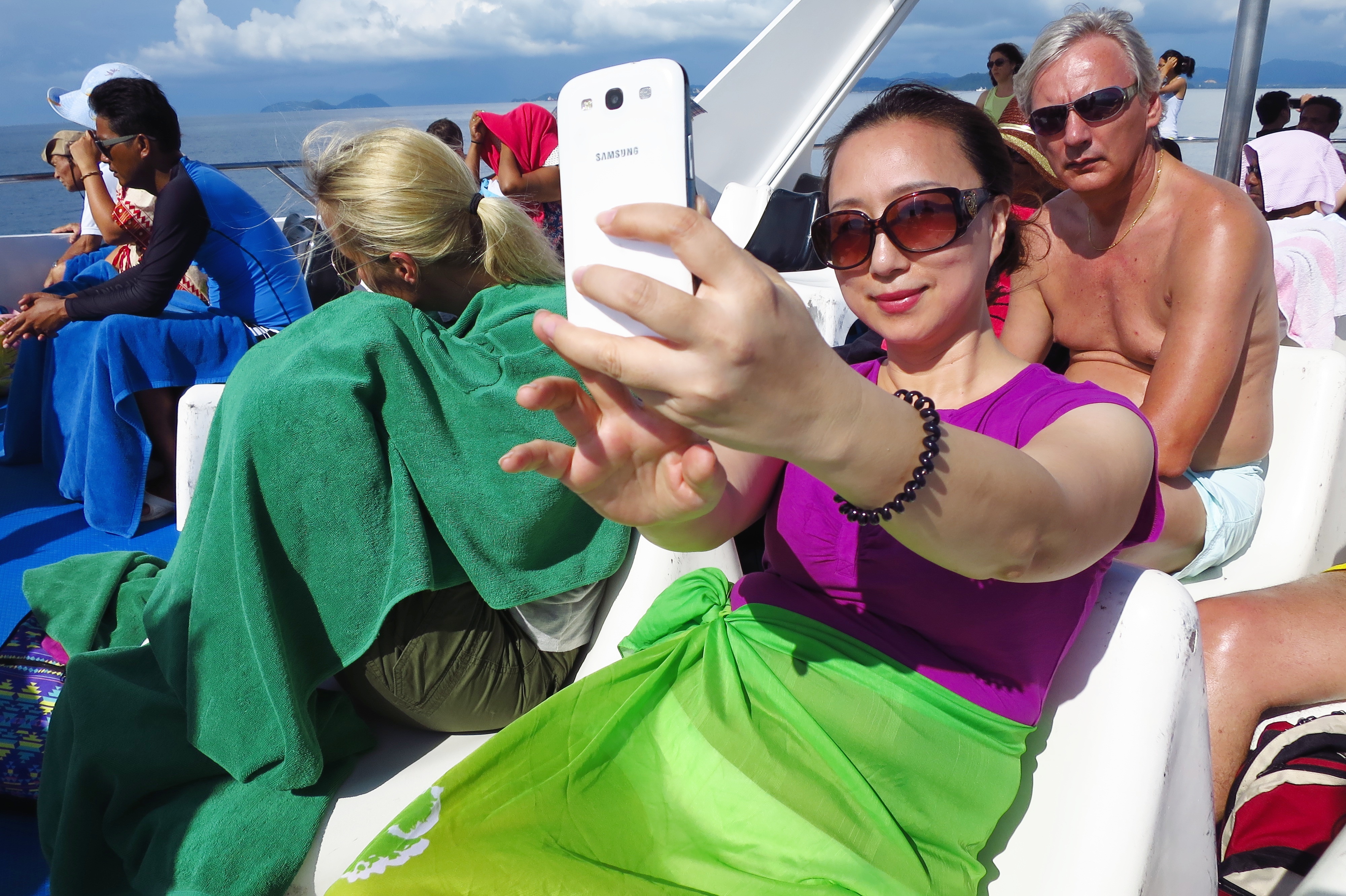 想在退休後全世界走透透，就要設法拉高所得替代率，精算一下目前退休金準備缺口。（東方IC）