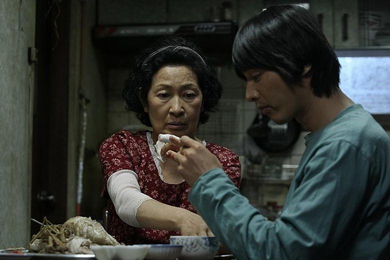 韓國名導奉俊昊執導的《非常母親》也以智能障礙者為主題,成為片山慎三的靈感來源。(翻攝自straitstimes.com)