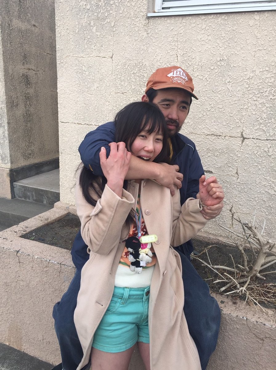 和田光沙（前）飾演的自閉症妹妹在片中配戴了娃娃，習慣參考自紀錄片《千鶴》的女主角。（翻攝自yansue.exblog.jp）