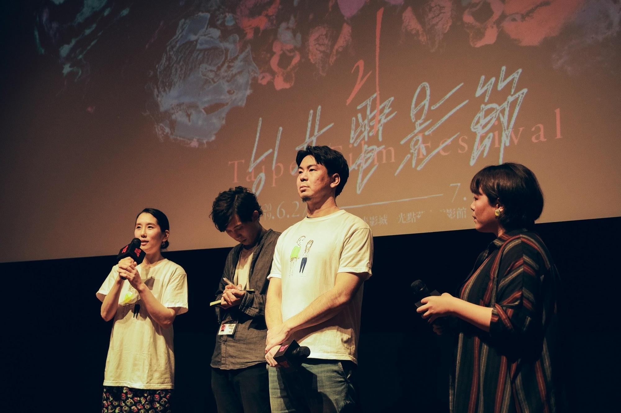 片山慎三（右2）、和田光沙（左1）日前連袂訪台，出席《海角上的兄妹》在台北電影節的映後座談活動。（光年映畫提供）