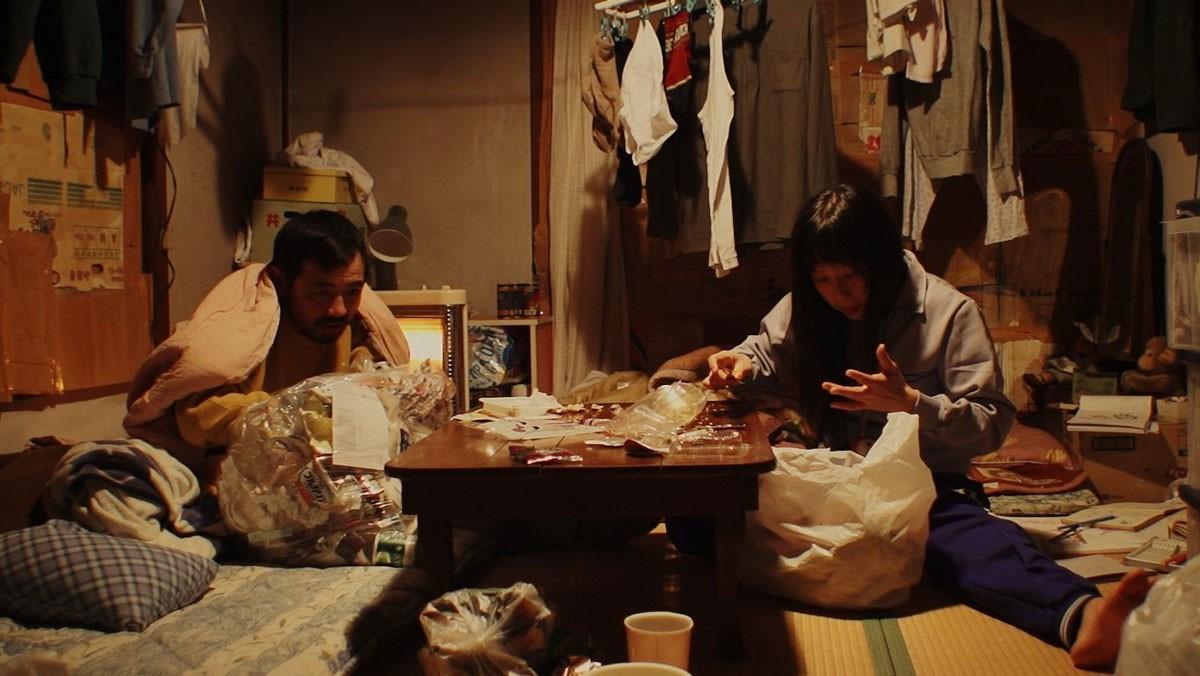 兄妹倆住的鐵皮屋裡，所有家具和用品都是從和田光沙（右）家裡搬過去。（光年映畫提供）