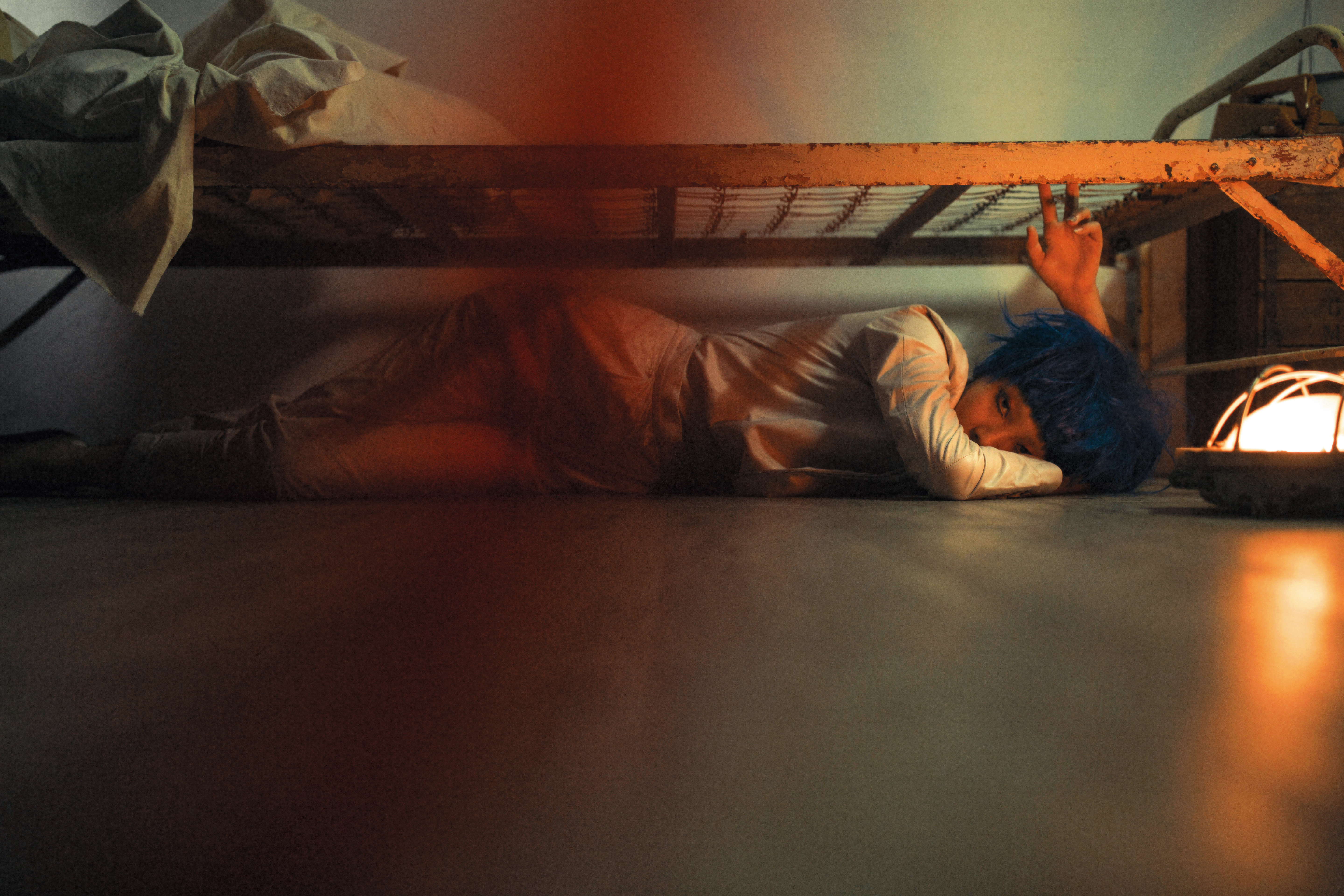 鑲珠連身皮質西裝，NT$408,200，by BRUNELLO CUCINELLI；黑色牛皮方頭高跟鞋，NT$20,900，by Bottega Veneta。