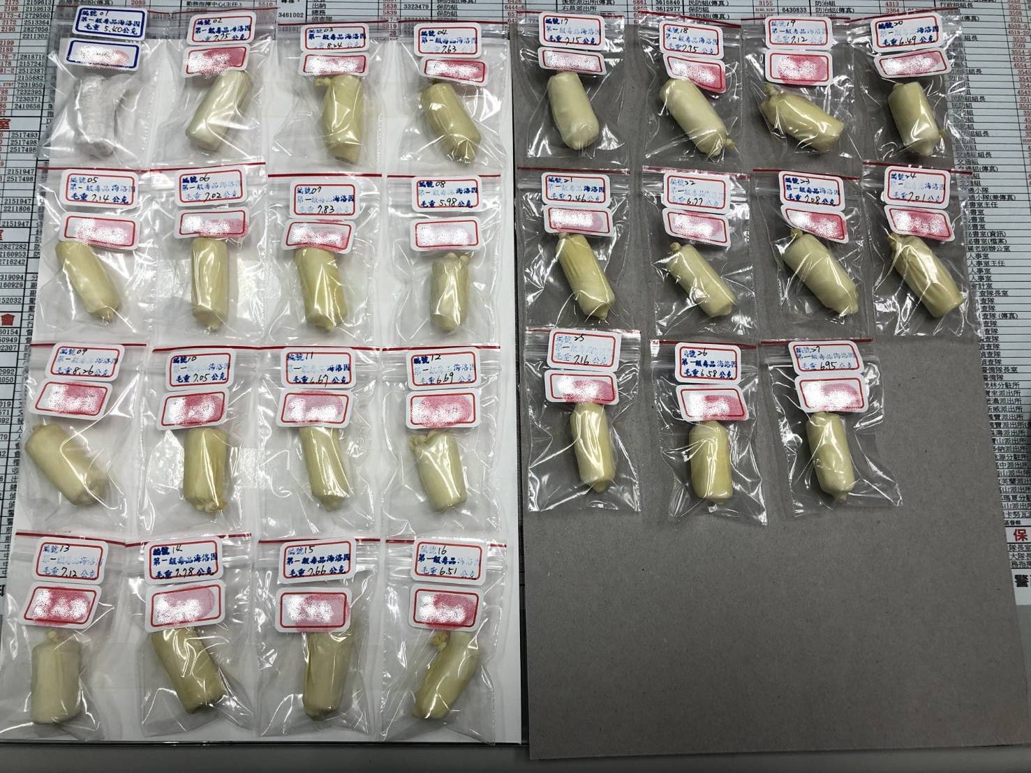 女子由醫院灌腸取出毒品球後，警方分裝成一包包。（翻攝照片）