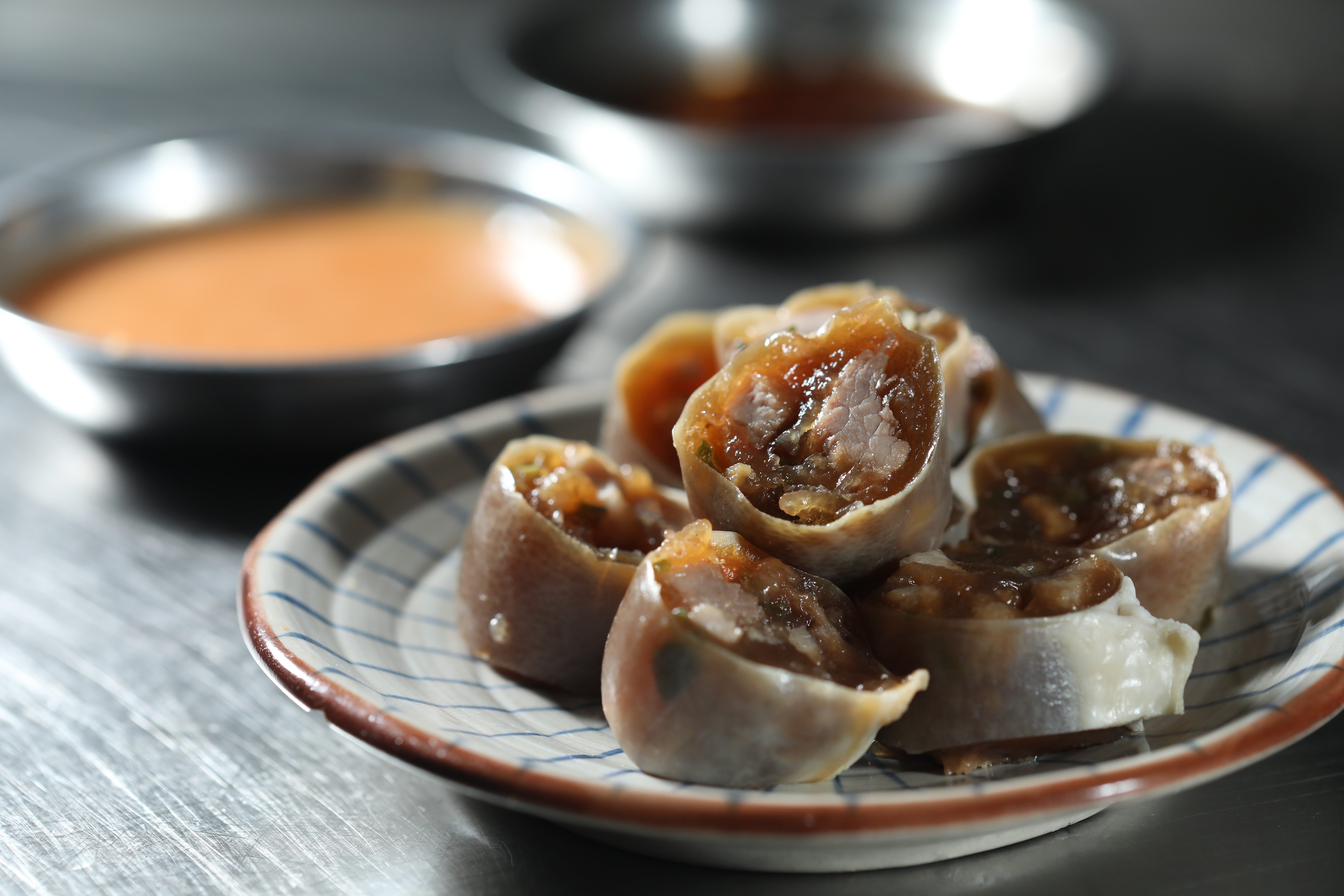 「正雄小吃部」的Q滑粉腸是佛心銅板價。（右，30元／份）