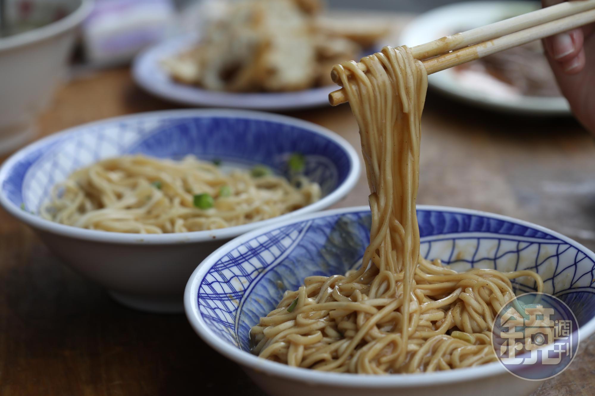 火生的「麻醬乾麵」，麻醬質地濕潤，可均勻拌開。（25元／小碗）