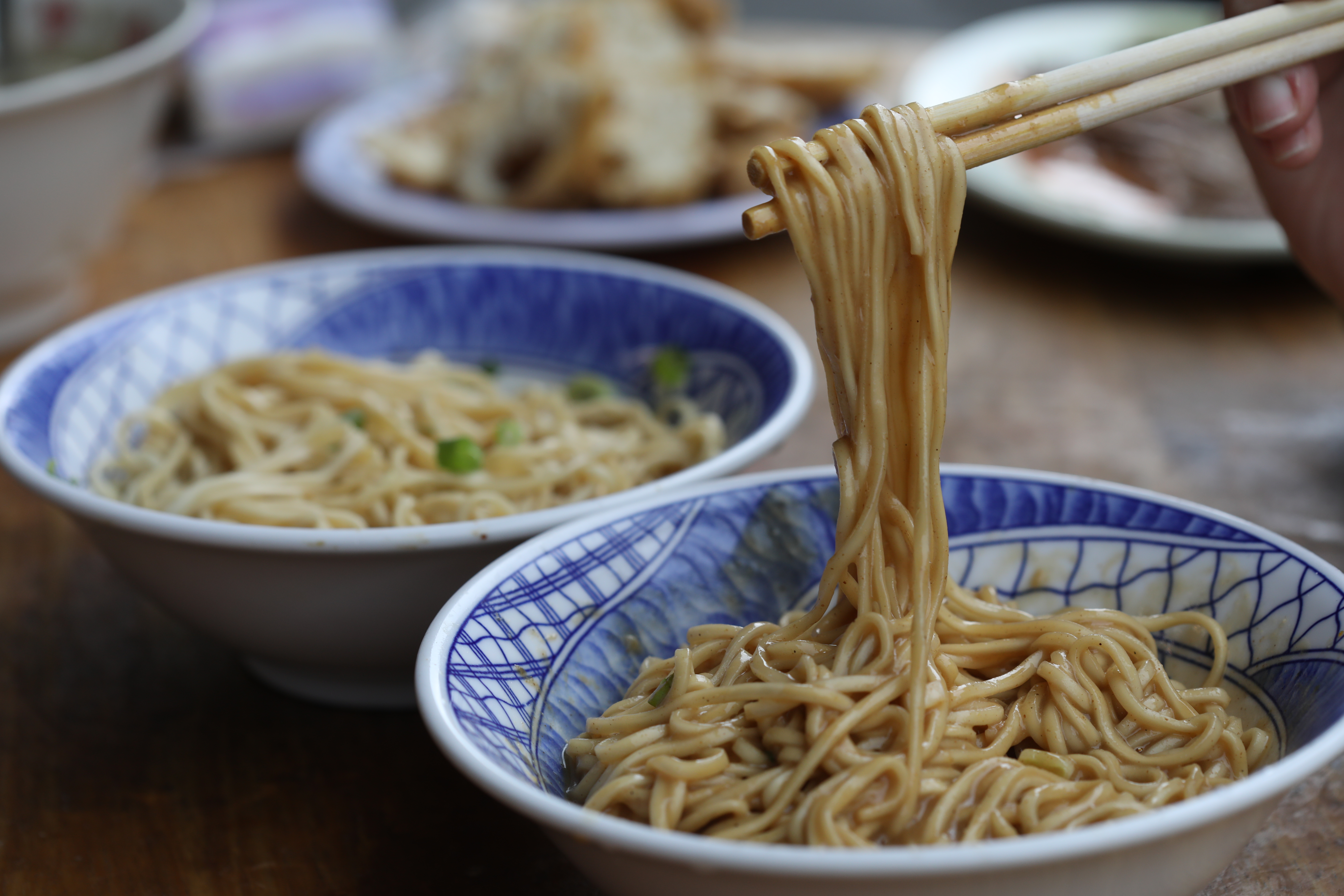 火生的「麻醬乾麵」，麻醬質地濕潤，可均勻拌開。（25元／小碗）