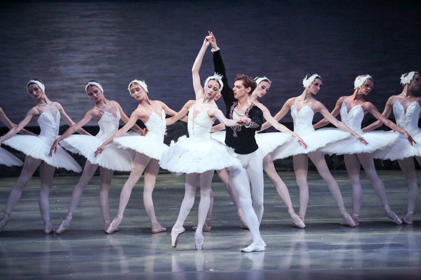 馬林斯基劇院《天鵝湖》暌違7年在台登場，首場演出由席克拉洛夫（前排右）及巴托耶娃（前排左）打頭陣。
