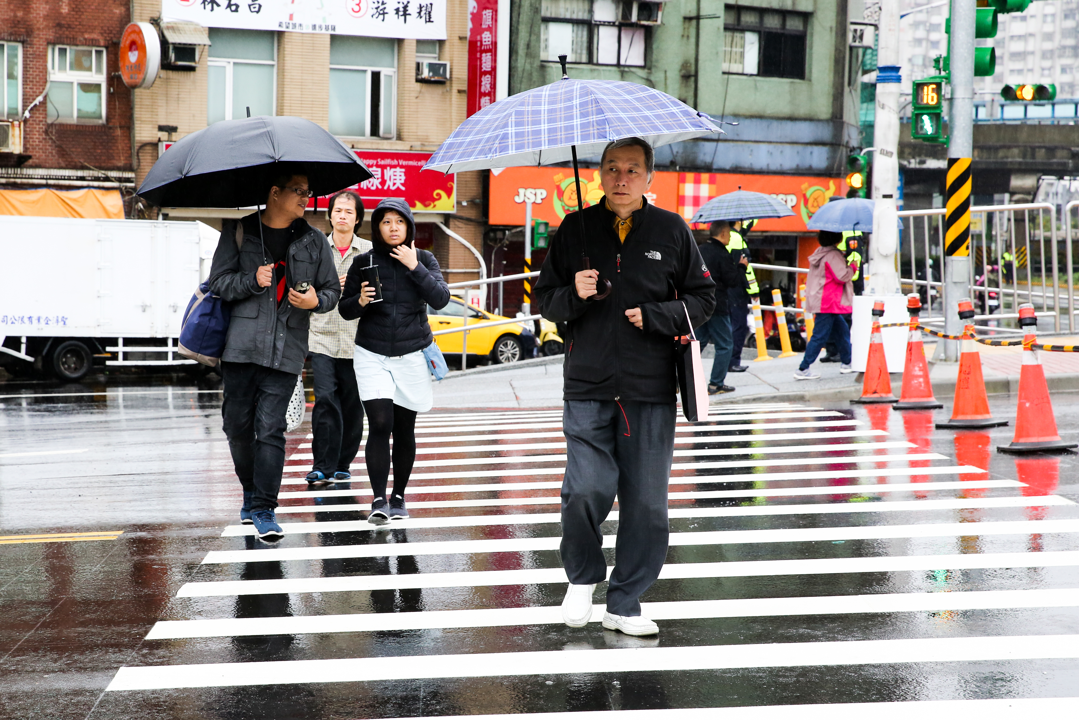 今天全台各地有短陣雨機率，中南部和東部雨勢會較為明顯。