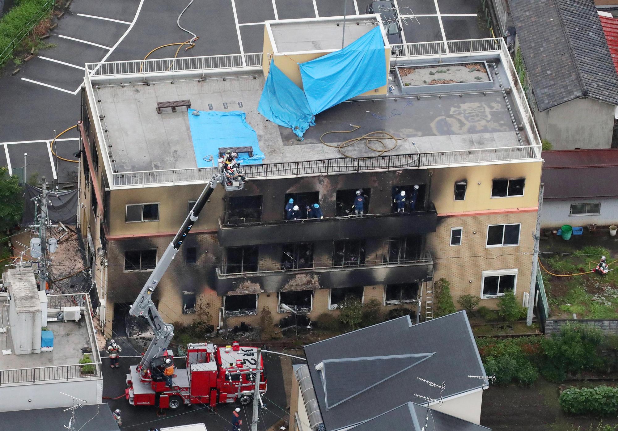 工作室因為汽油快速揮發,不少人急奔頂樓卻來不及逃生,而被活活燒死在樓梯間。(東方IC)