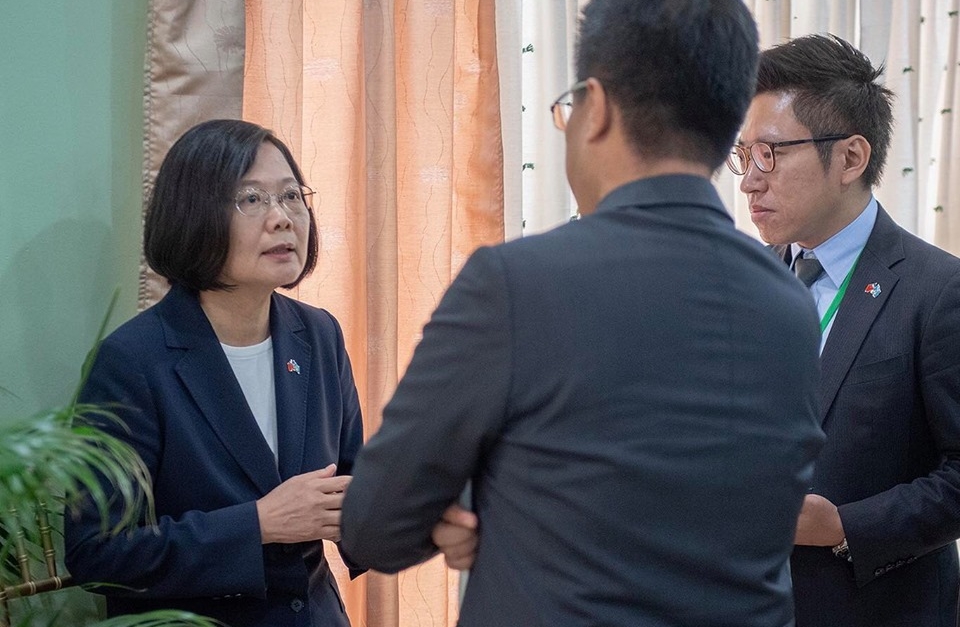 面對媒體提問未來白綠是否有合作可能，蔡英文則尷尬愣住3秒才回過神，「一時之間沒想到這個問題。」（翻攝自蔡英文臉書）