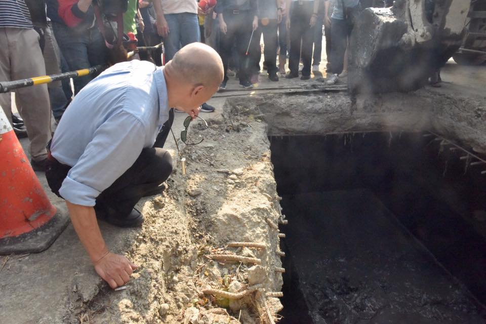 高雄市長韓國瑜17日前往鳥松區神農路視察下水道清淤狀況。（翻攝自韓國瑜臉書）