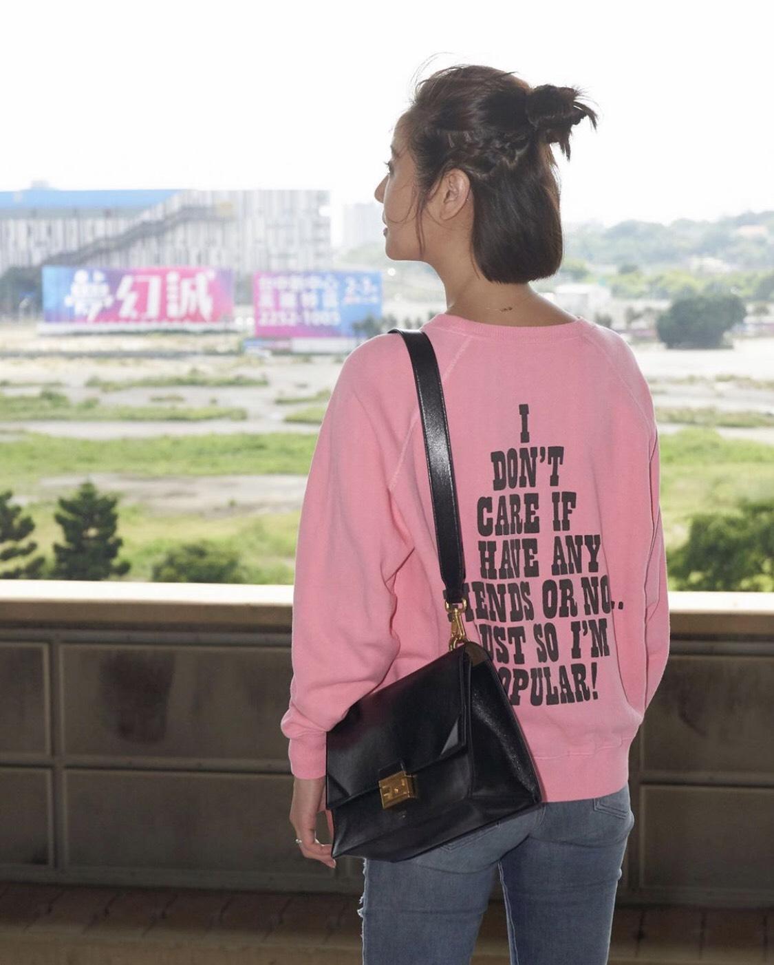 林心如開心拍下服裝背面圖樣。(翻攝自林心如IG)