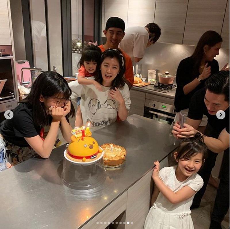 賈靜雯參與女兒梧桐妹慶生時,即以史奴比圖樣上衣出席。(翻攝自梧桐妹IG)