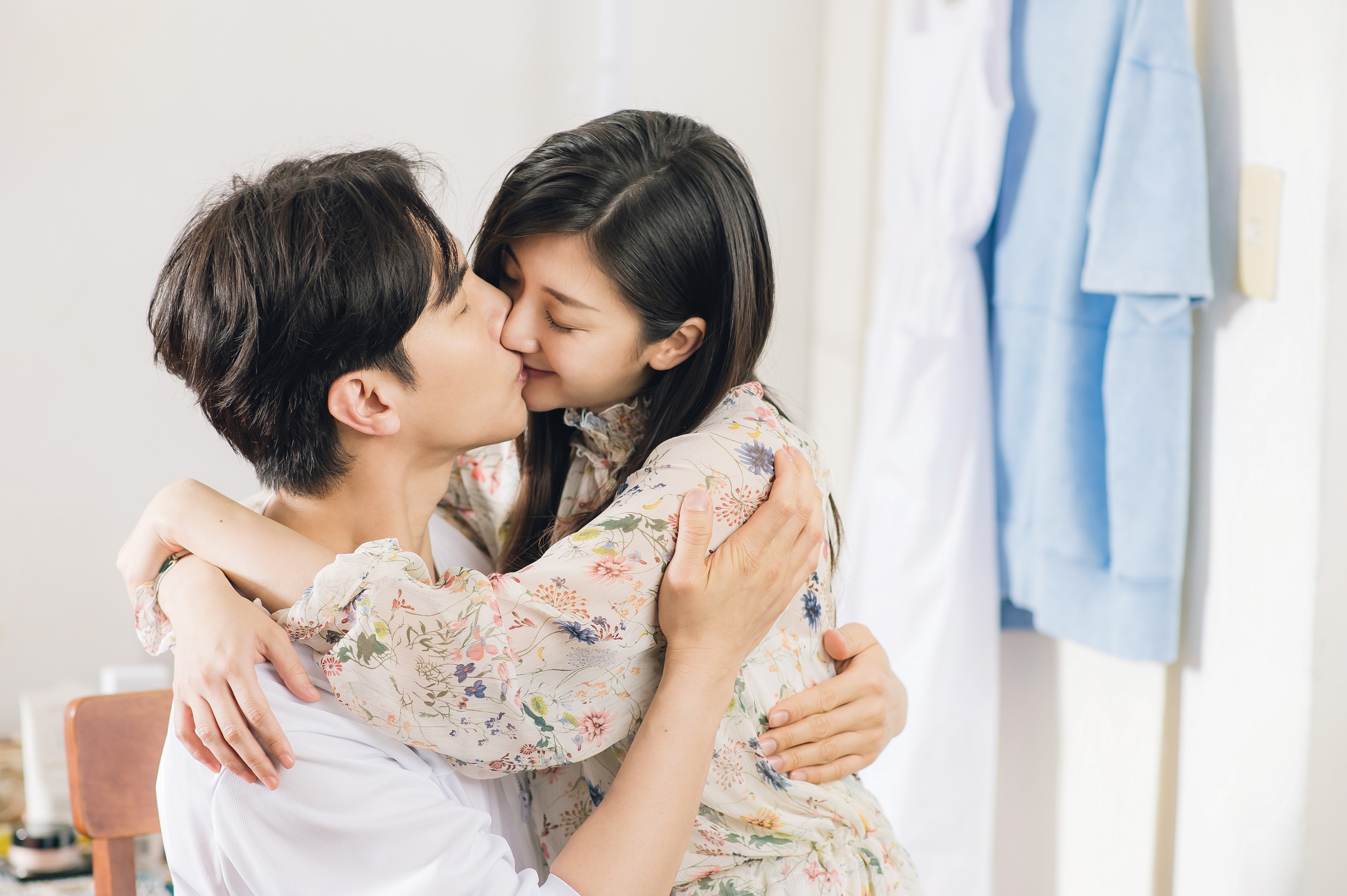 謝佳見和林逸欣在戲中有吻戲，親起來相當駕輕就熟。（東森提供）