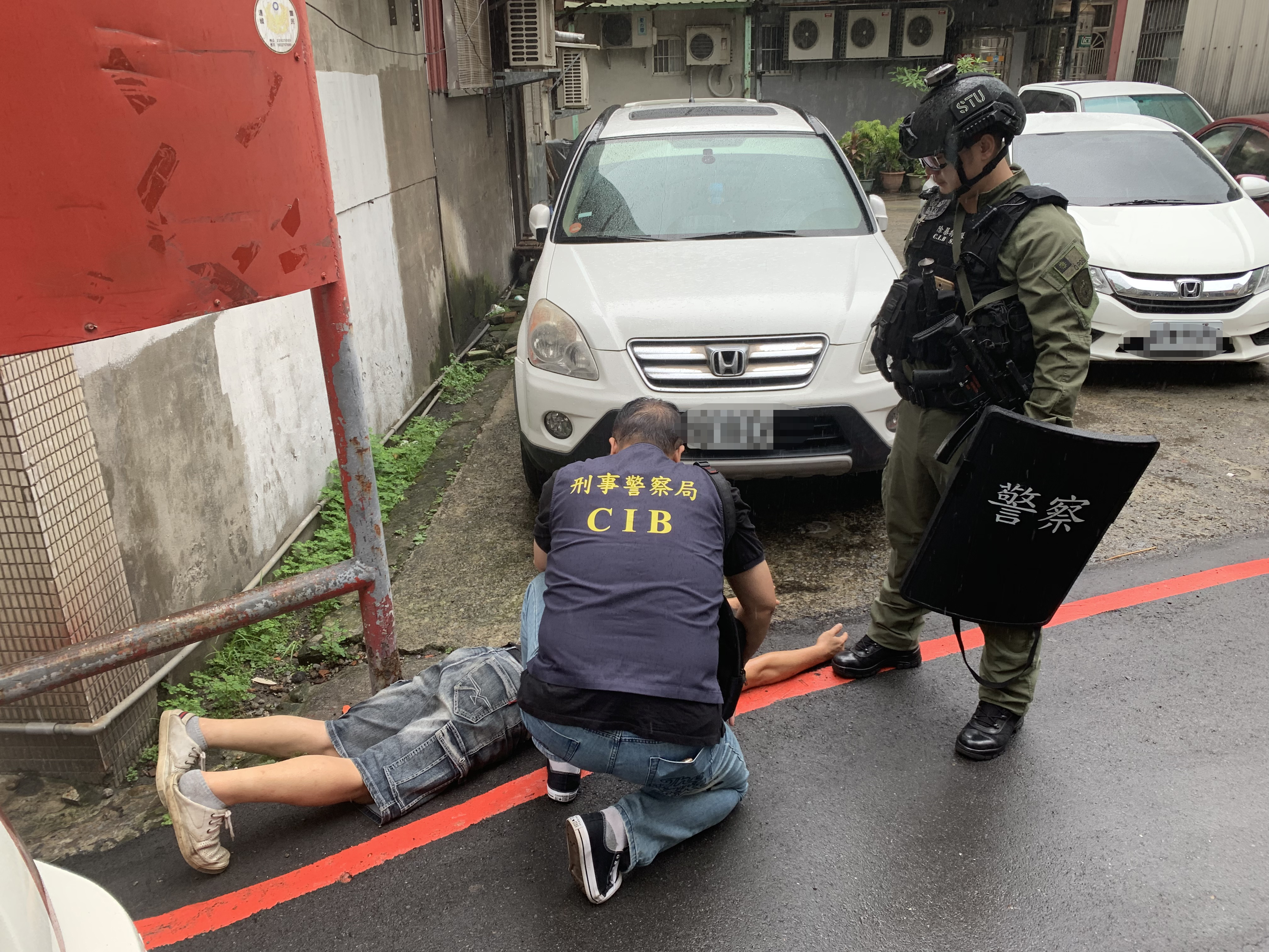 薛嫌涉及多起暴力討債與強盜罪,遭刑事局除暴特勤隊當街押制。(翻攝畫面)