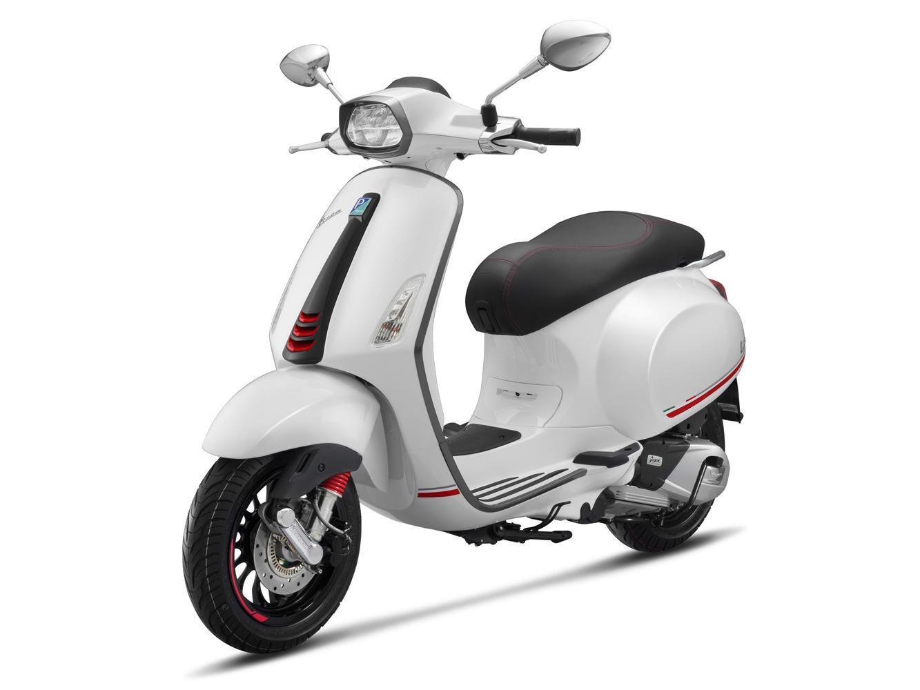  Vespa Sprint Carbon紳士白。