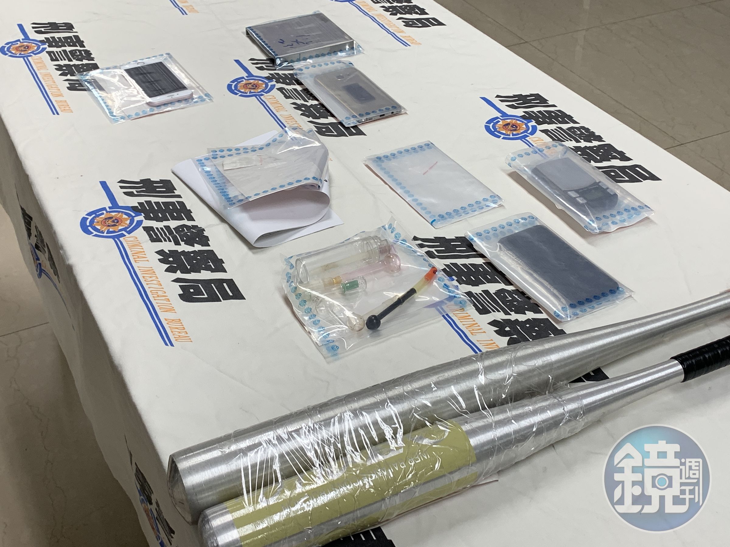 專案小組18日前往新北市查緝，當場查獲棒球棍、K他命、手機等贓證物。