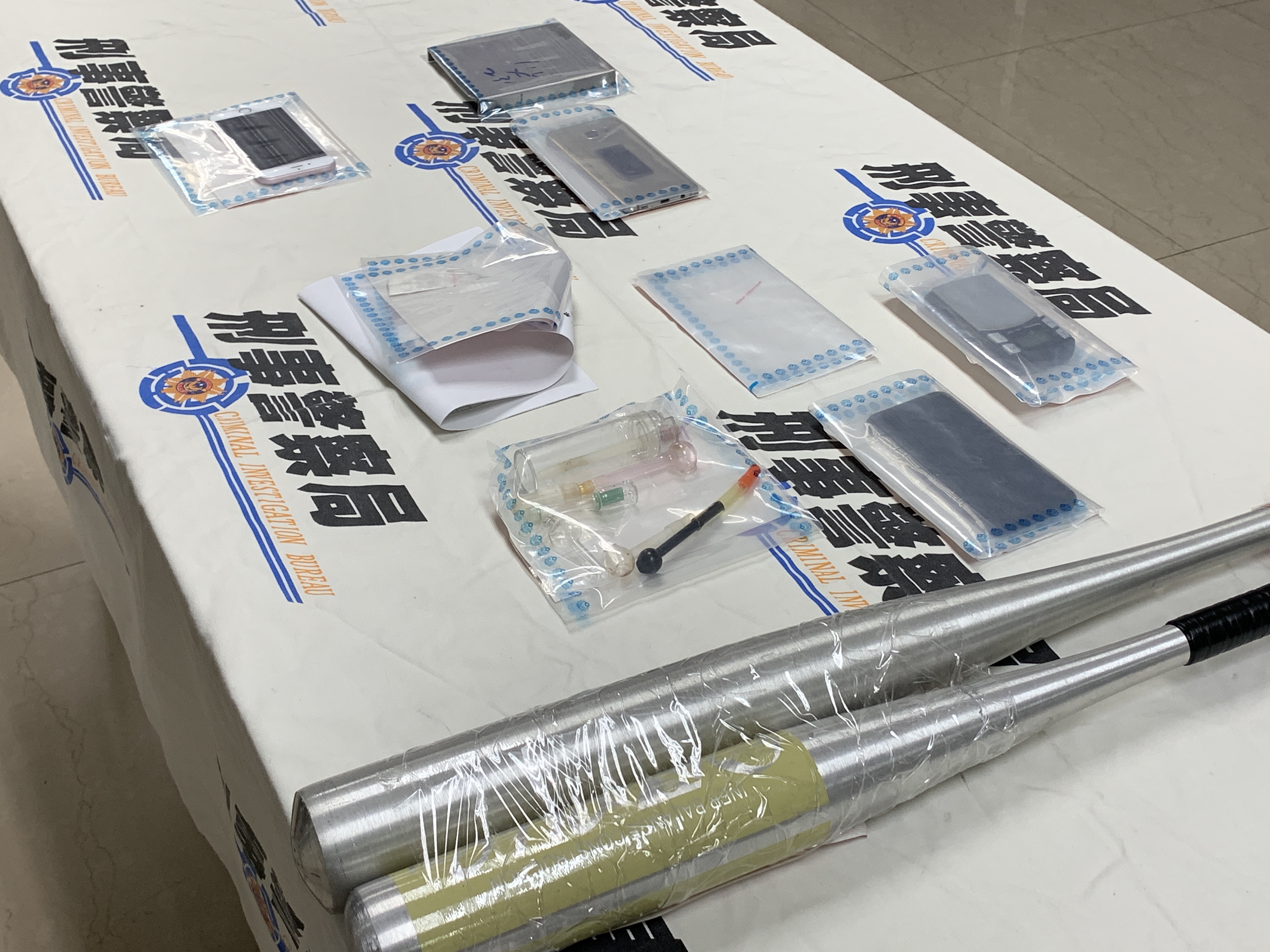 專案小組18日前往新北市查緝，當場查獲棒球棍、K他命、手機等贓證物。