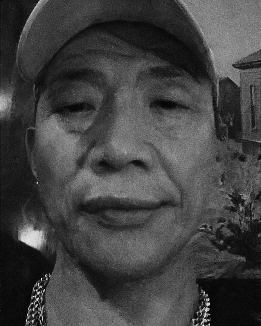 金曲新人ØZI在IG放上自己「老臉挑戰」,被好友剃刀回:「你這是郭台銘加韓國瑜吧」。(翻攝自ØZI IG)