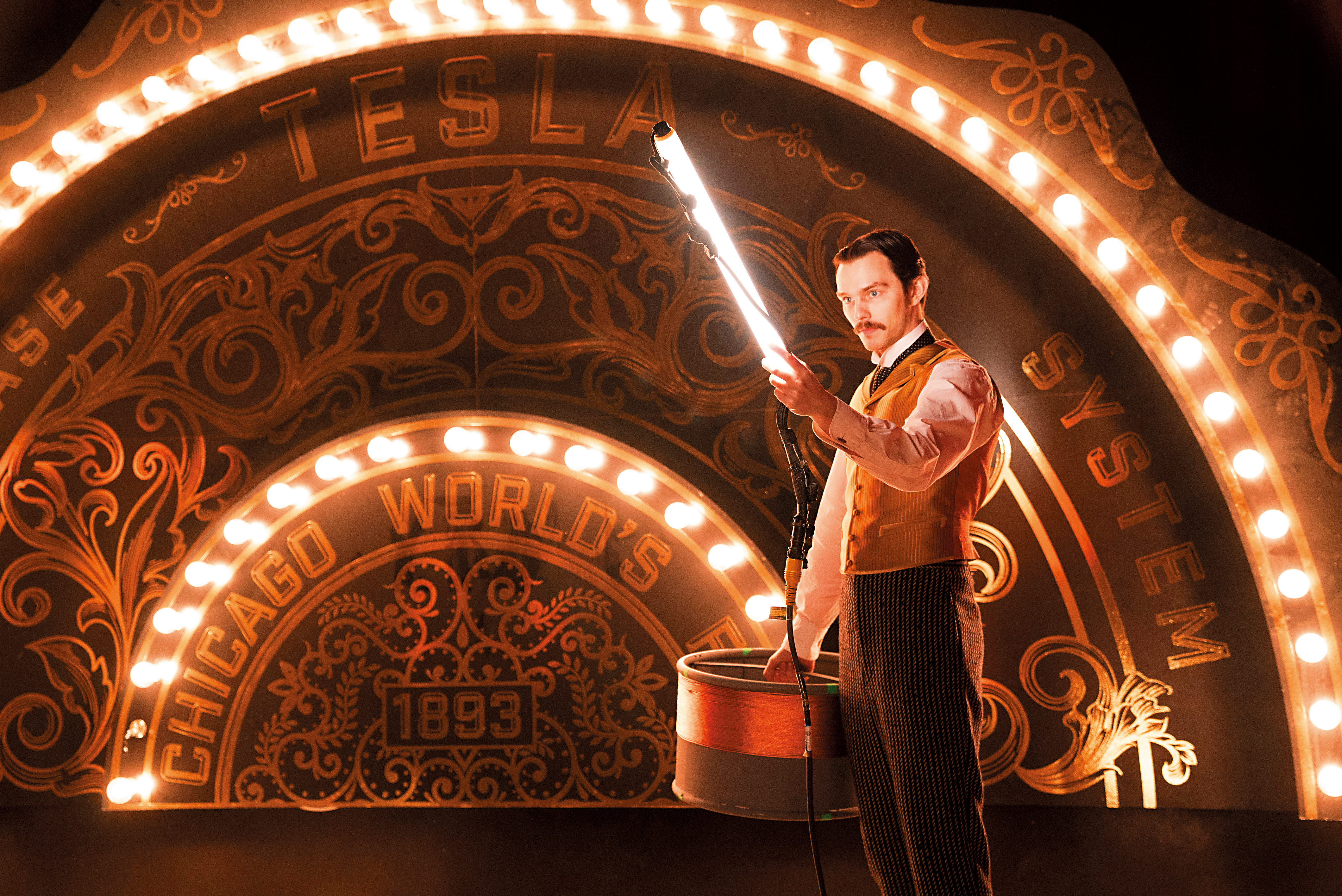 《電流大戰》述說兩位天才愛迪生及特斯拉對直、交流電間的競爭，一八九三年的芝加哥博覽會，更成為他們的主戰場。（CatchPlay提供）
