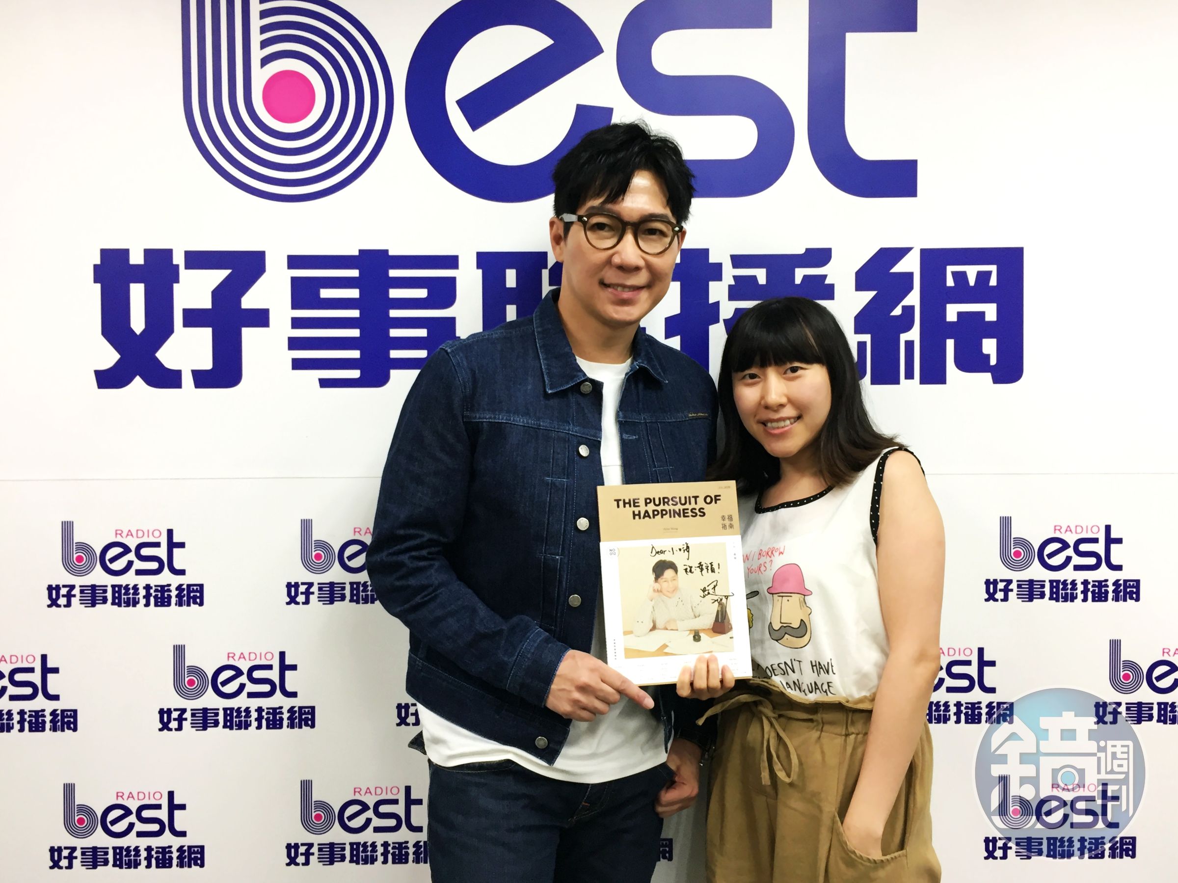 品冠最近推出全新專輯《幸福指南編輯部》，日前特別前往好事989電台接受DJ小嗨專訪。（好事989電台提供）