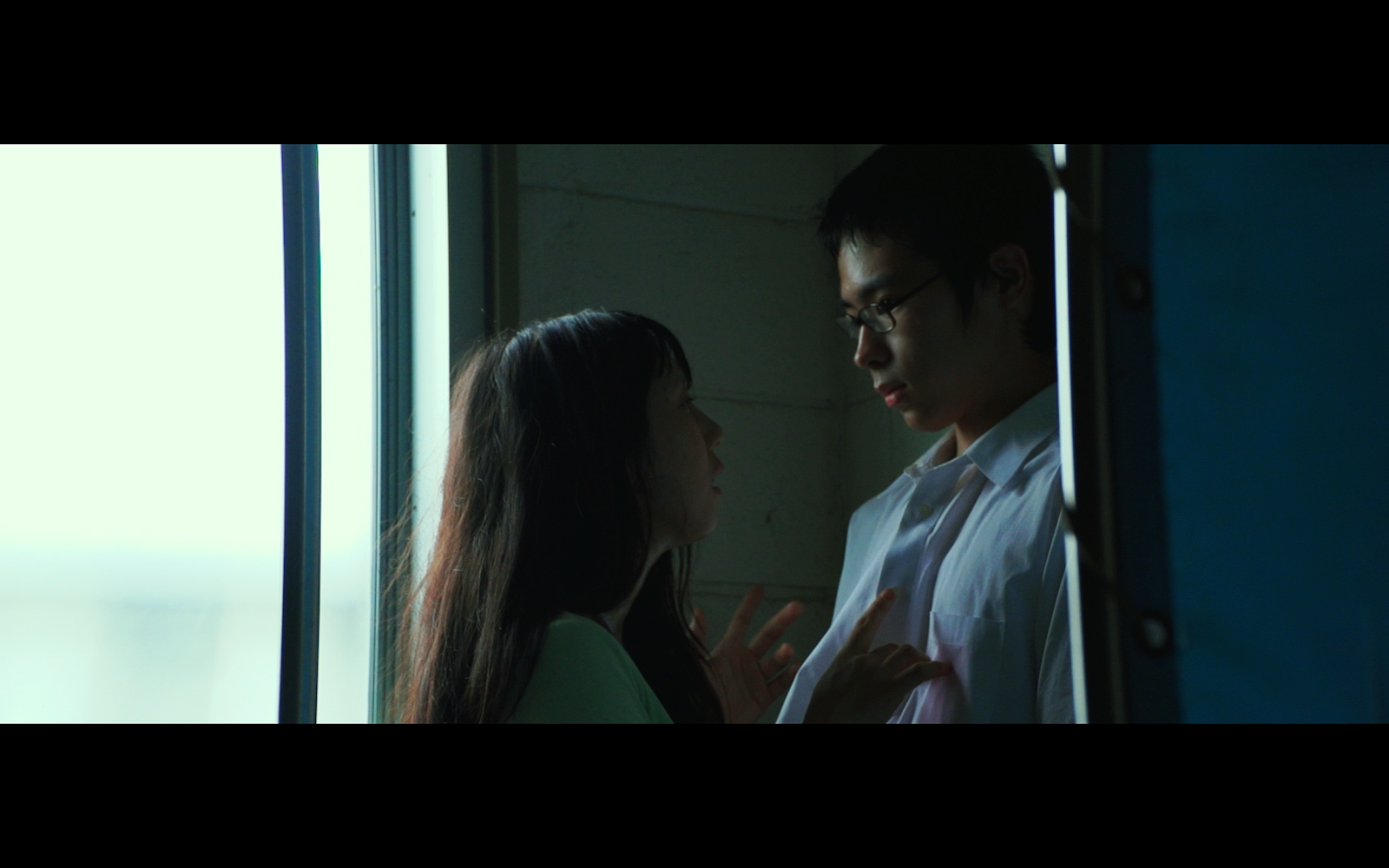 和田光沙（左）在《海角上的兄妹》裡飾演自閉症患者，演技發揮空間大。（光年映畫提供）
