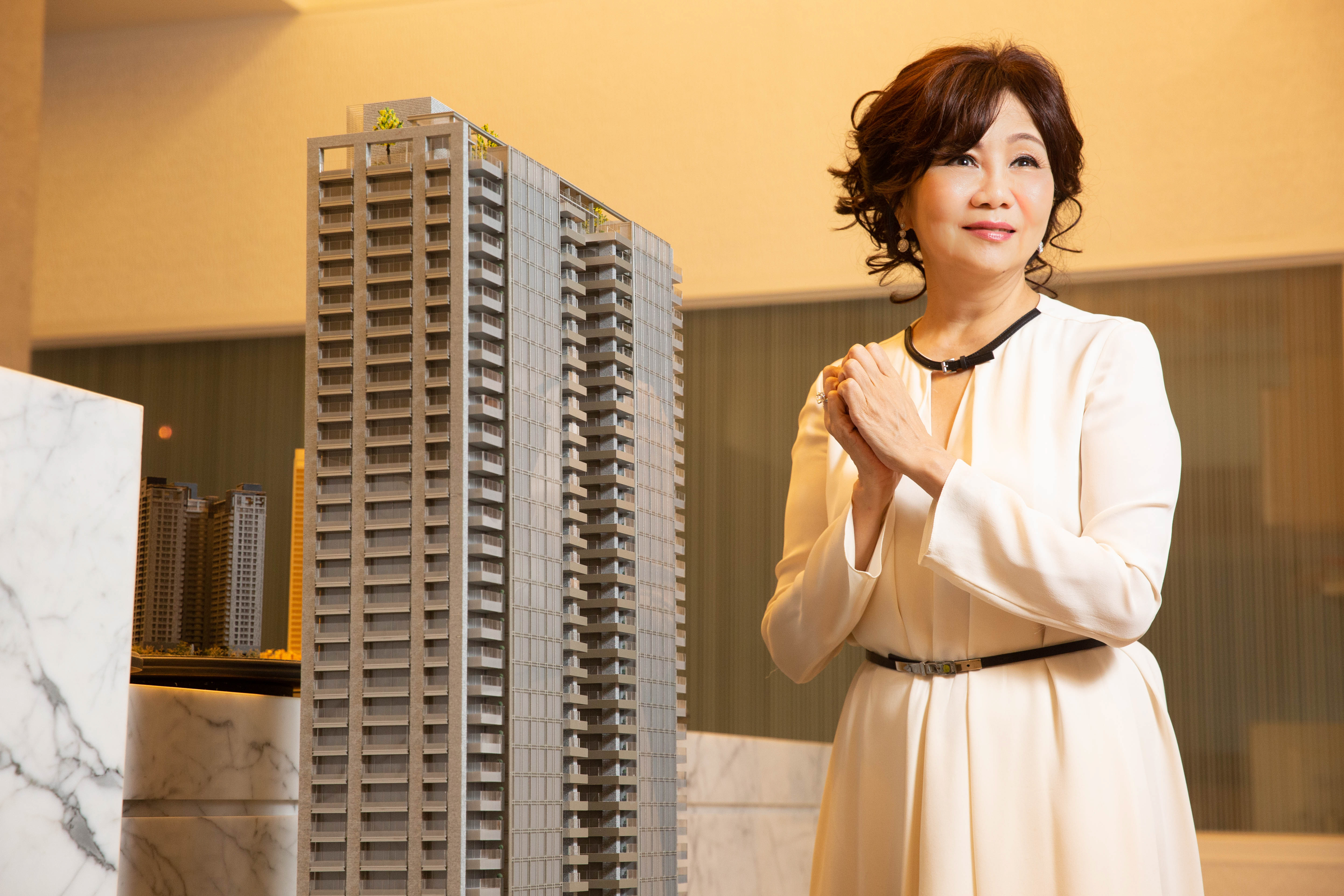 由鉅建設董事長林嘉琪接替亡父心願，打造整地50年才完成的「大恆」，刷新台中豪宅價格，在房地產界引起話題。