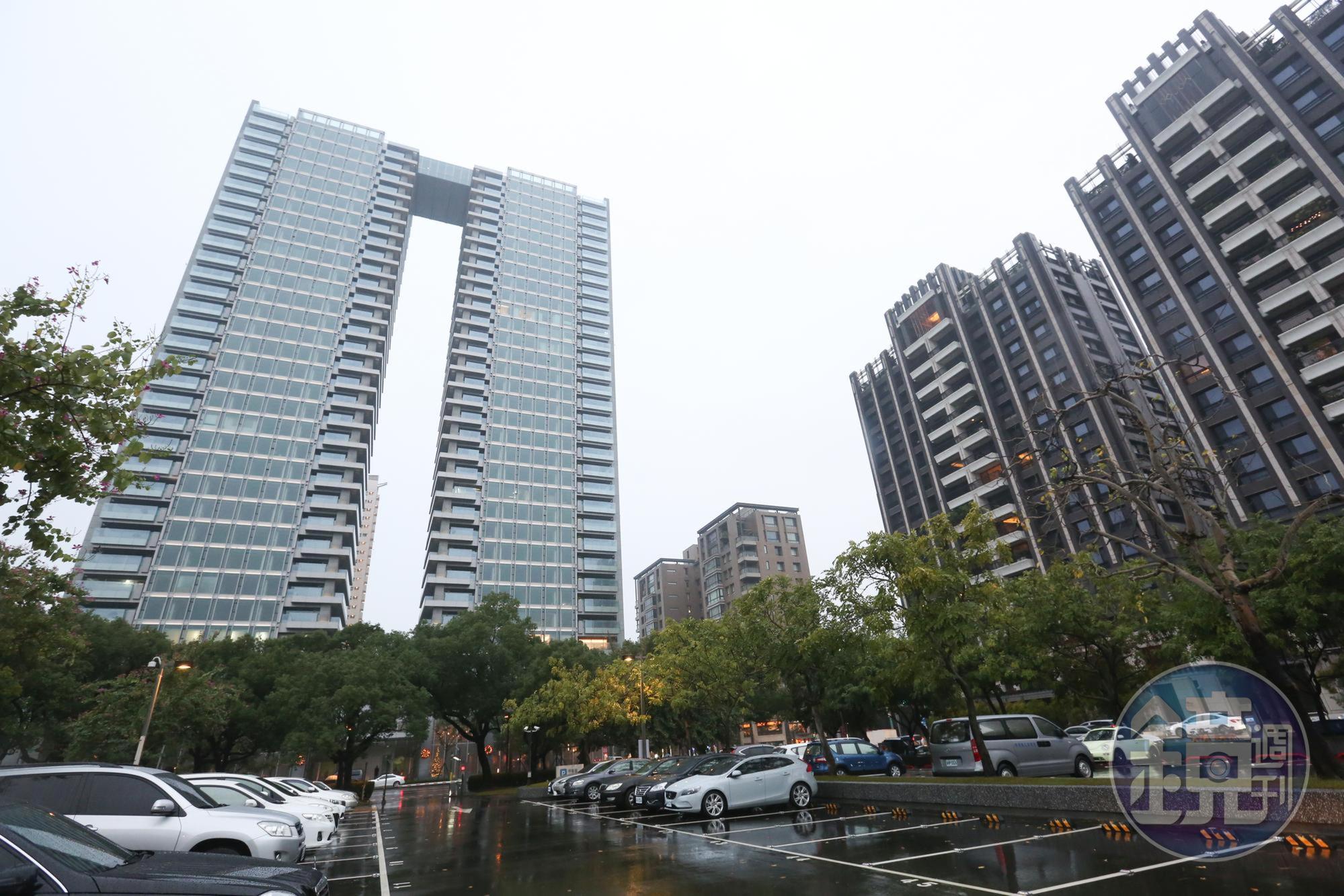 由鉅大恆在2017年拿下台中豪宅之首，從設計、營建到銷售，皆由自己一條龍經營。