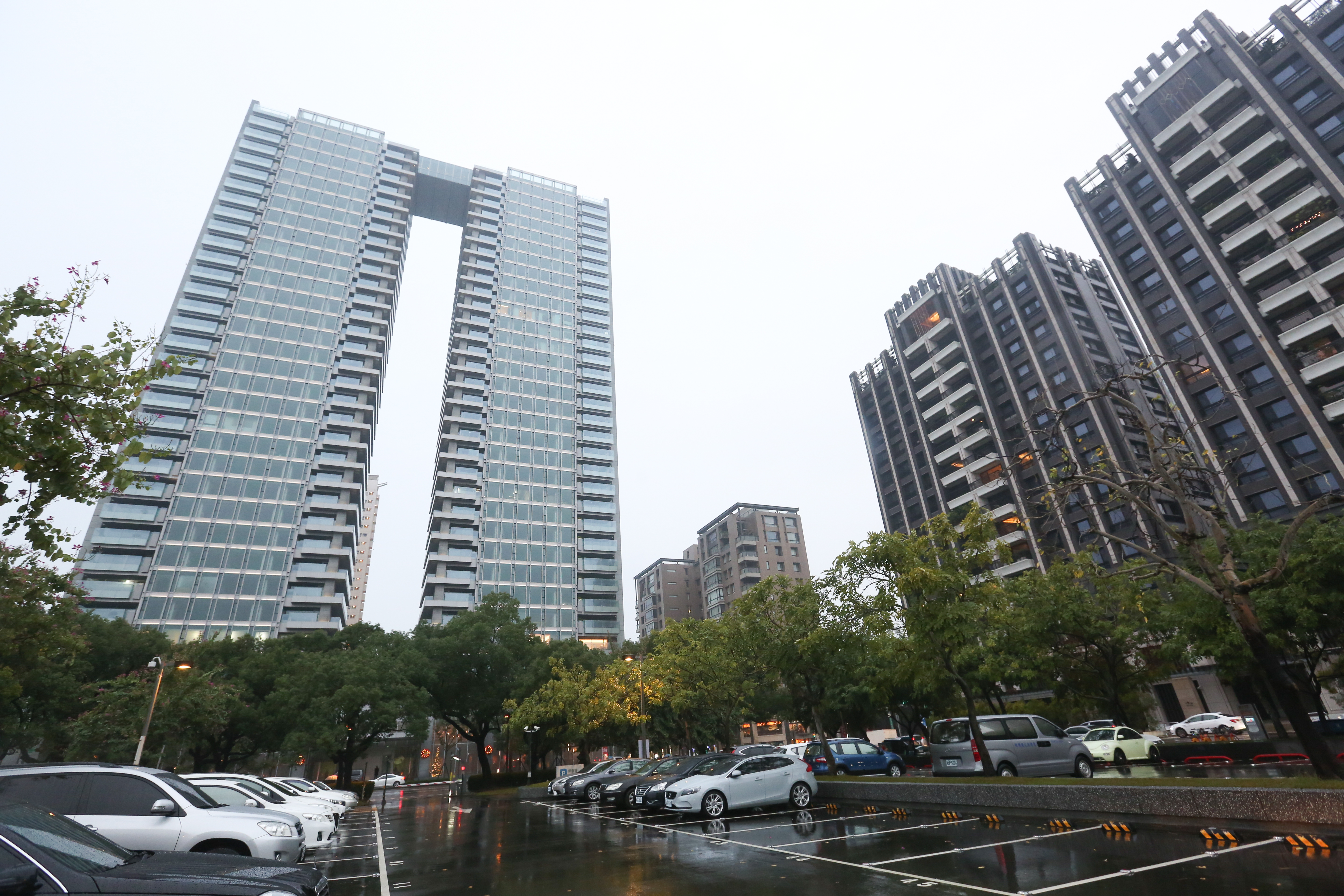 由鉅大恆在2017年拿下台中豪宅之首，從設計、營建到銷售，皆由自己一條龍經營。