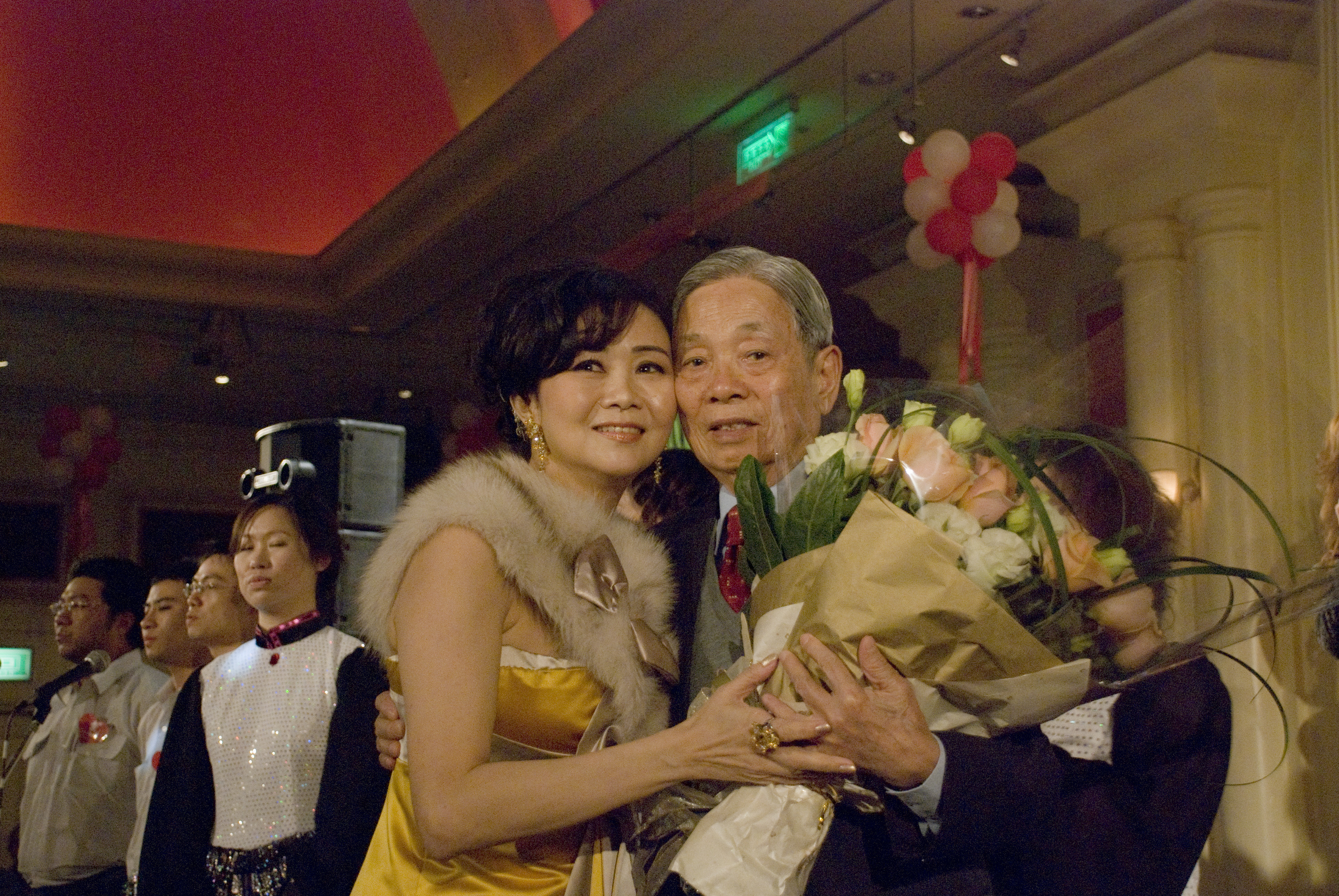 林嘉琪（左）與父親（右）感情甚篤，不只婚後同住，也擔任父親的司機。