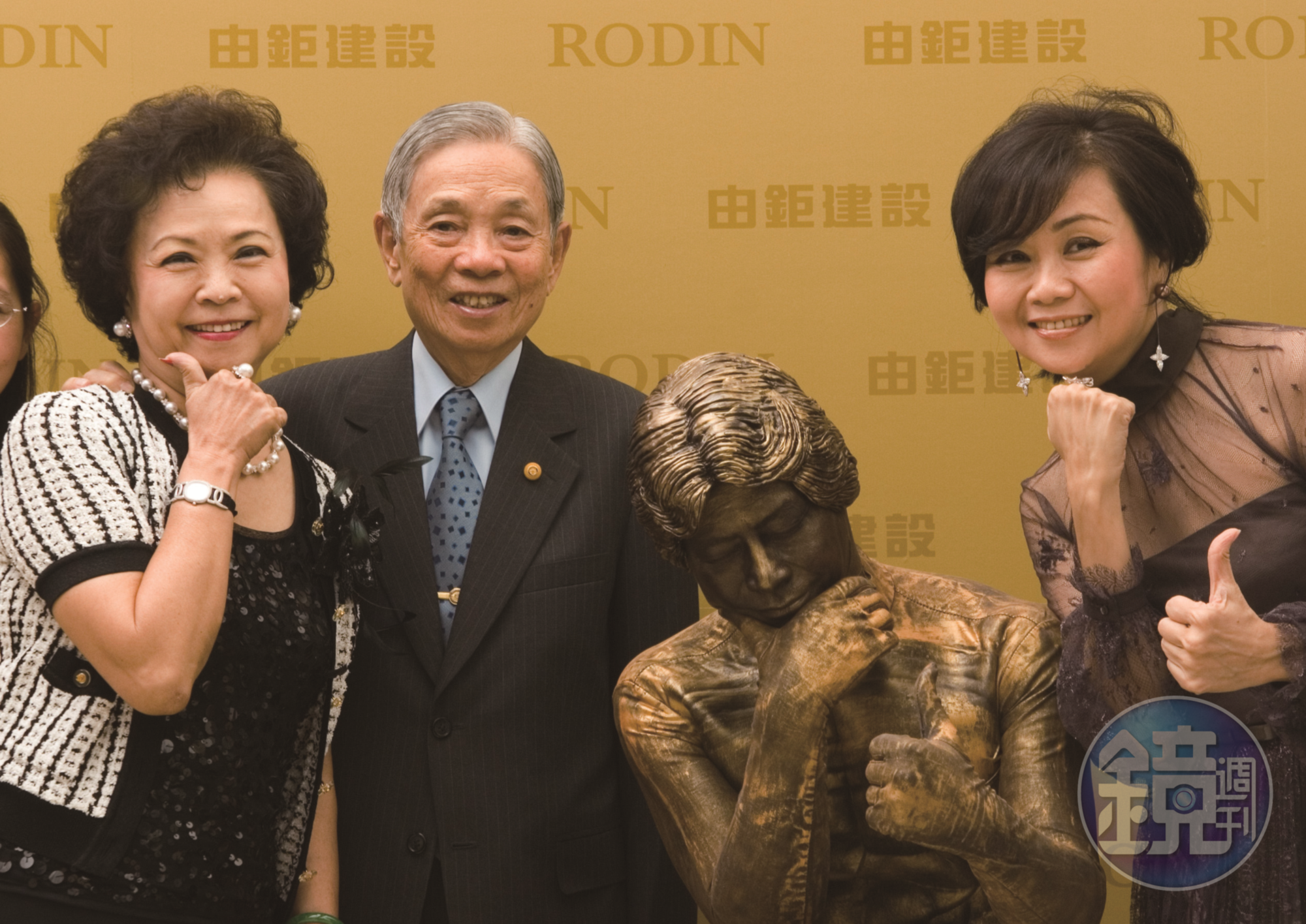 林嘉琪（右）與父親（中）感情甚篤，不只婚後同住，也擔任父親的司機。（由鉅建設提供）