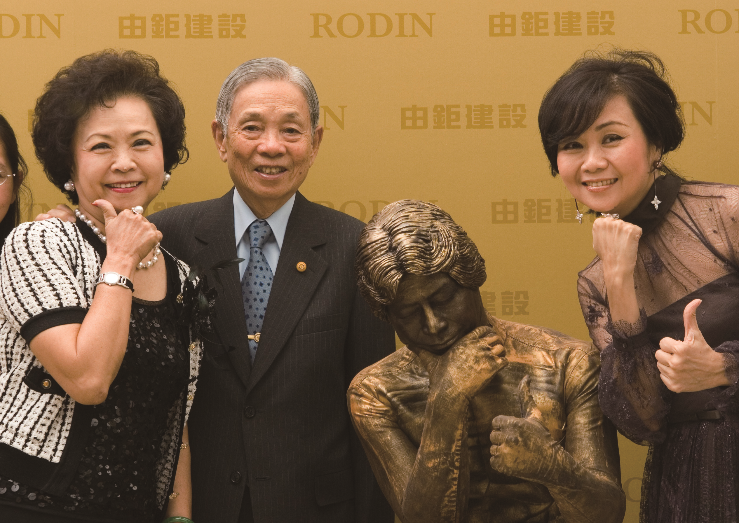 林嘉琪(右)與父親(中)感情甚篤,不只婚後同住,也擔任父親的司機。(由鉅建設提供)