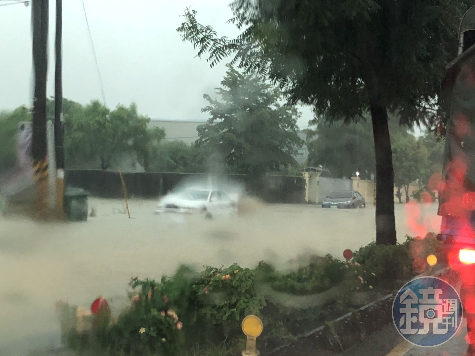 被視為淹水指標的神農路,淹成一條小河,警方封鎖路段。(翻攝畫面)