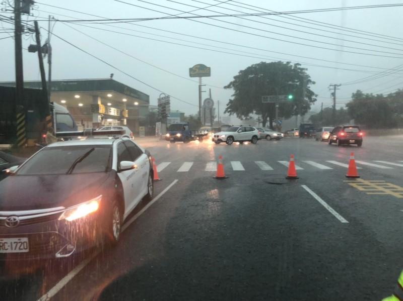 被視為淹水指標的神農路,淹成一條小河,警方封鎖路段。(翻攝畫面)